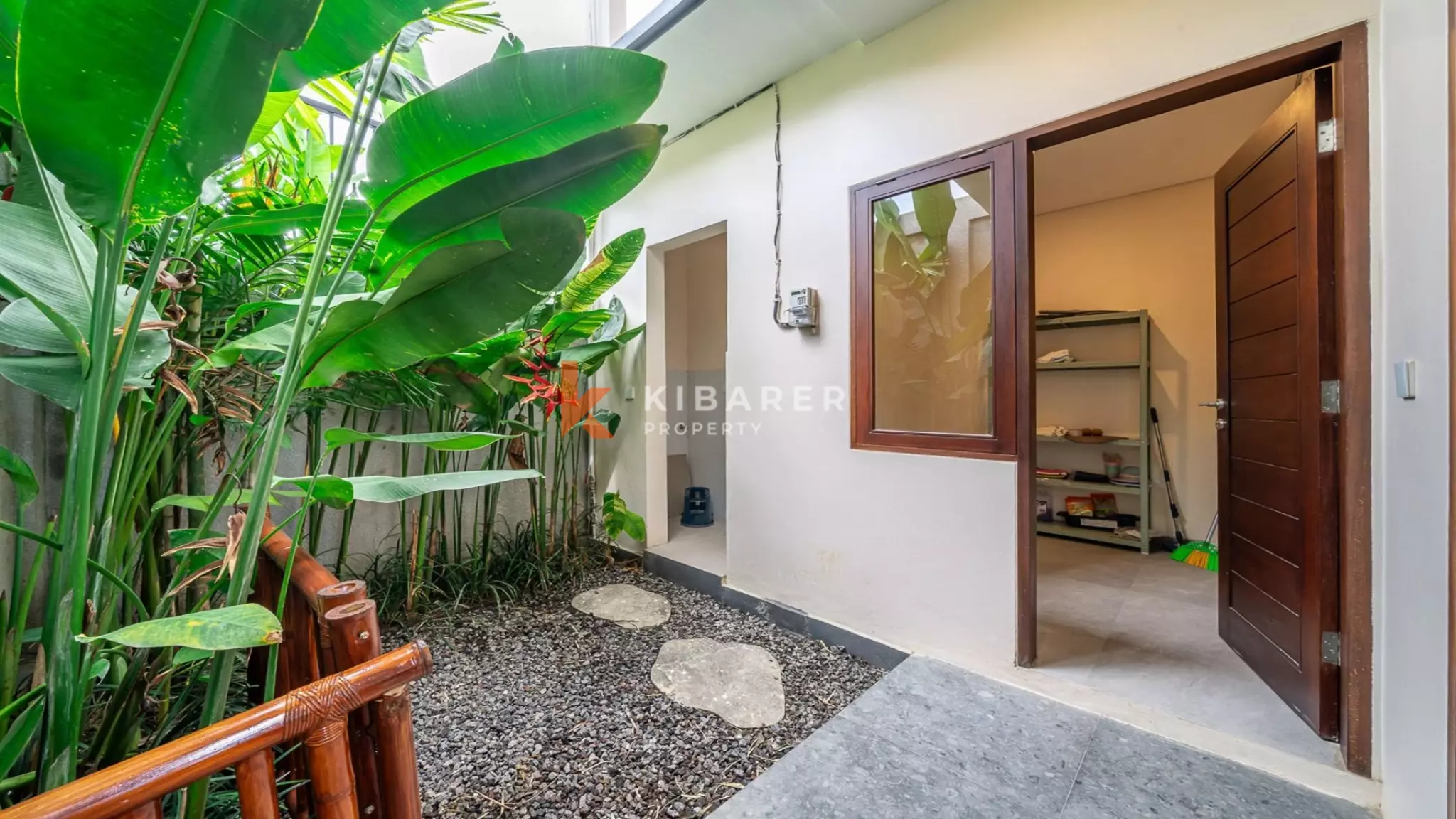 Villa Keluarga Kontemporer Tiga Kamar Tidur dengan Kolam Renang Pribadi di Area Perumahan Pererenan