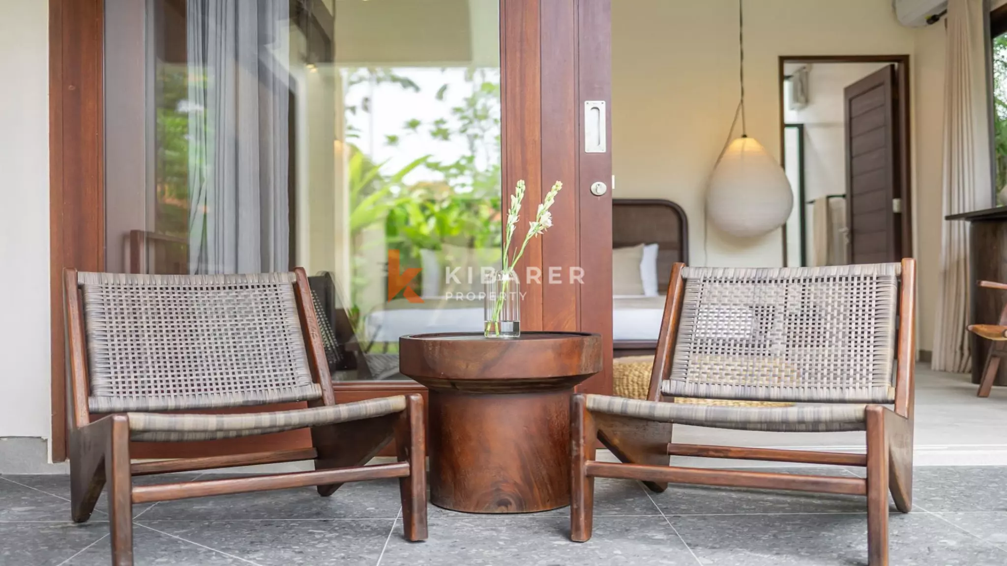 Vila Tiga Kamar Tidur Kontemporer Elegan dengan Kolam Renang Pribadi di Pererenan