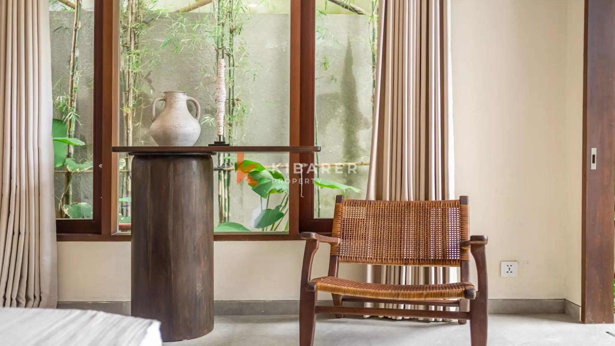 Vila Tiga Kamar Tidur Kontemporer Elegan dengan Kolam Renang Pribadi di Pererenan