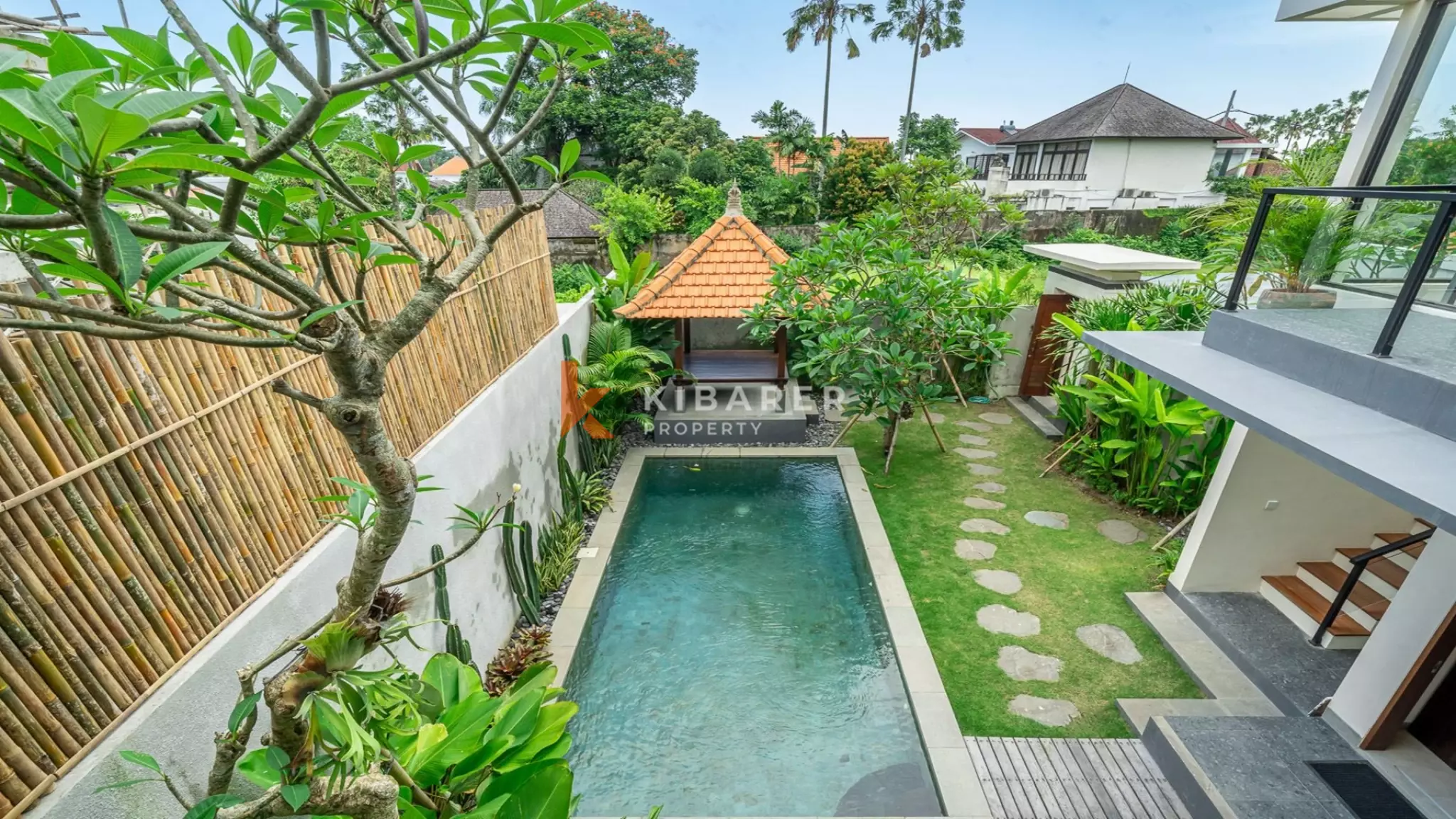 Vila Tiga Kamar Tidur Kontemporer Elegan dengan Kolam Renang Pribadi di Pererenan