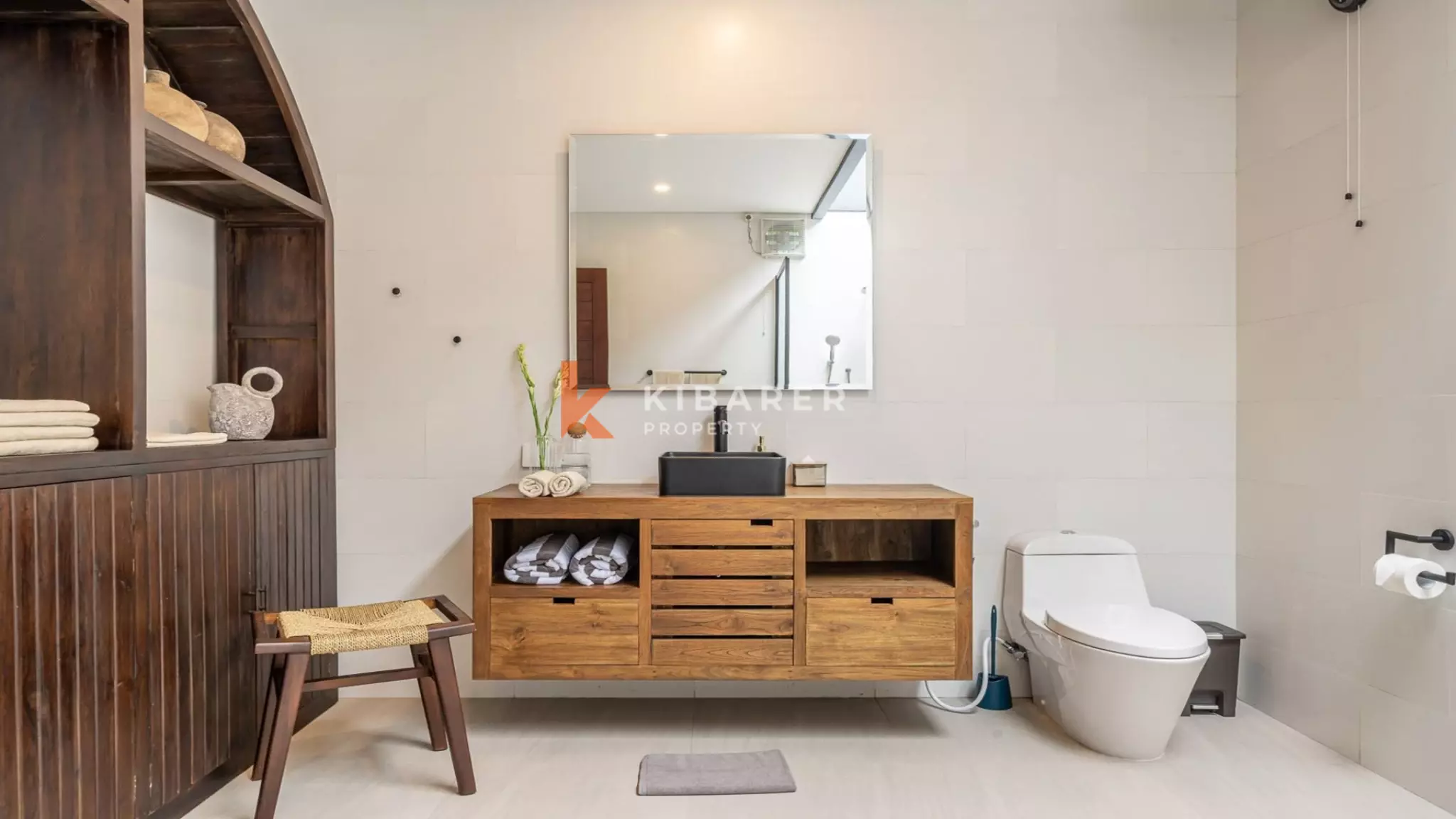 Vila Tiga Kamar Tidur Kontemporer Elegan dengan Kolam Renang Pribadi di Pererenan