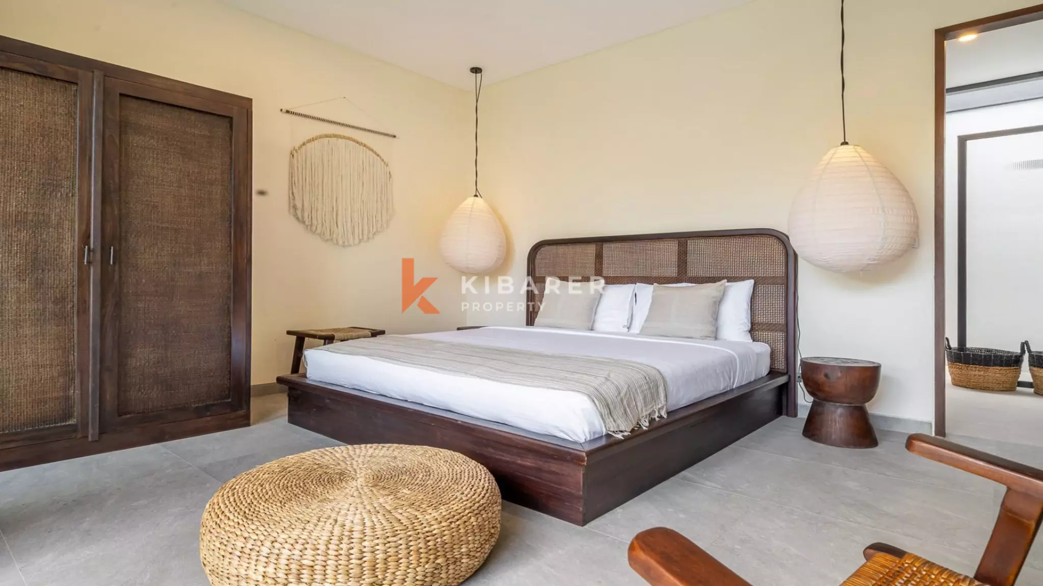 Vila Tiga Kamar Tidur Kontemporer Elegan dengan Kolam Renang Pribadi di Pererenan
