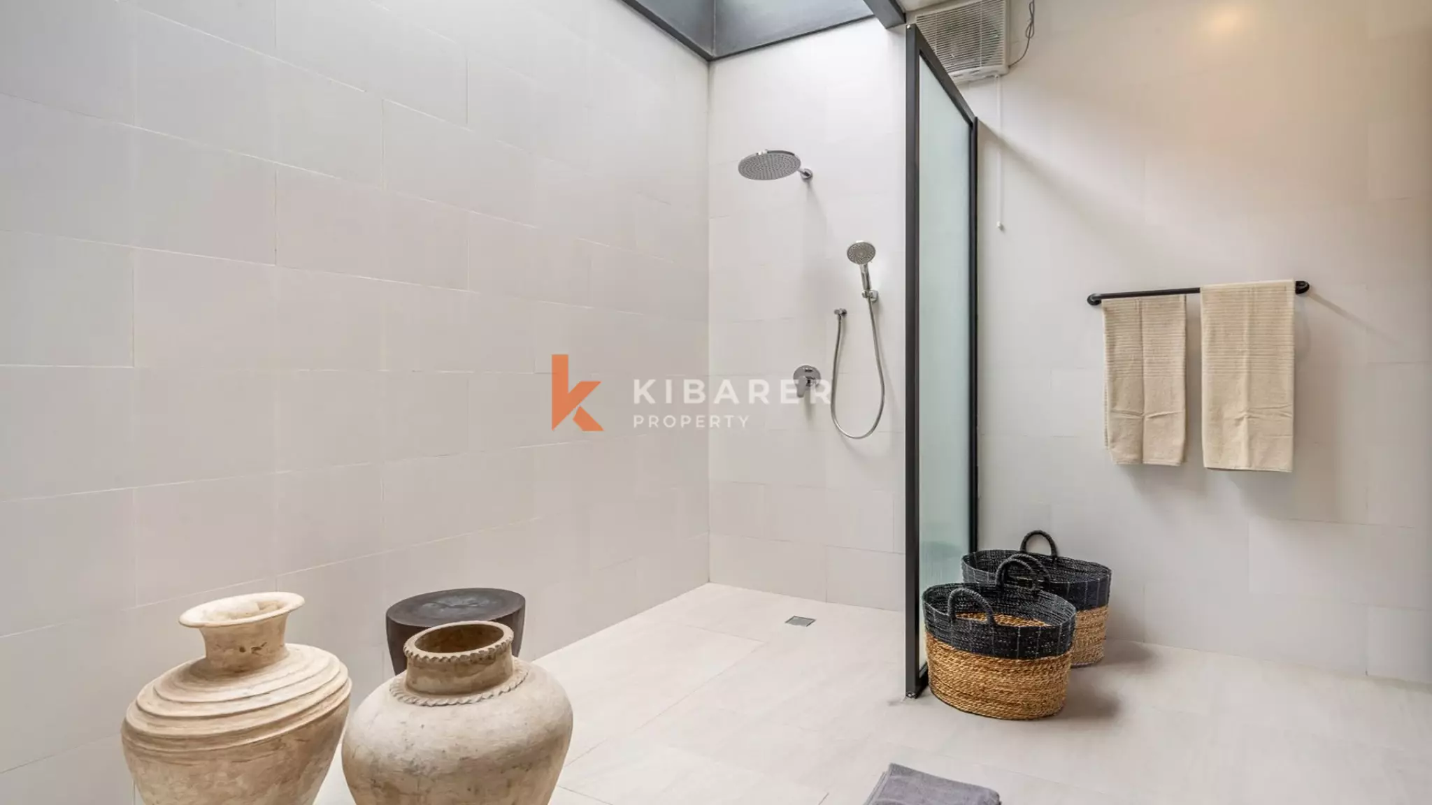 Vila Tiga Kamar Tidur Kontemporer Elegan dengan Kolam Renang Pribadi di Pererenan