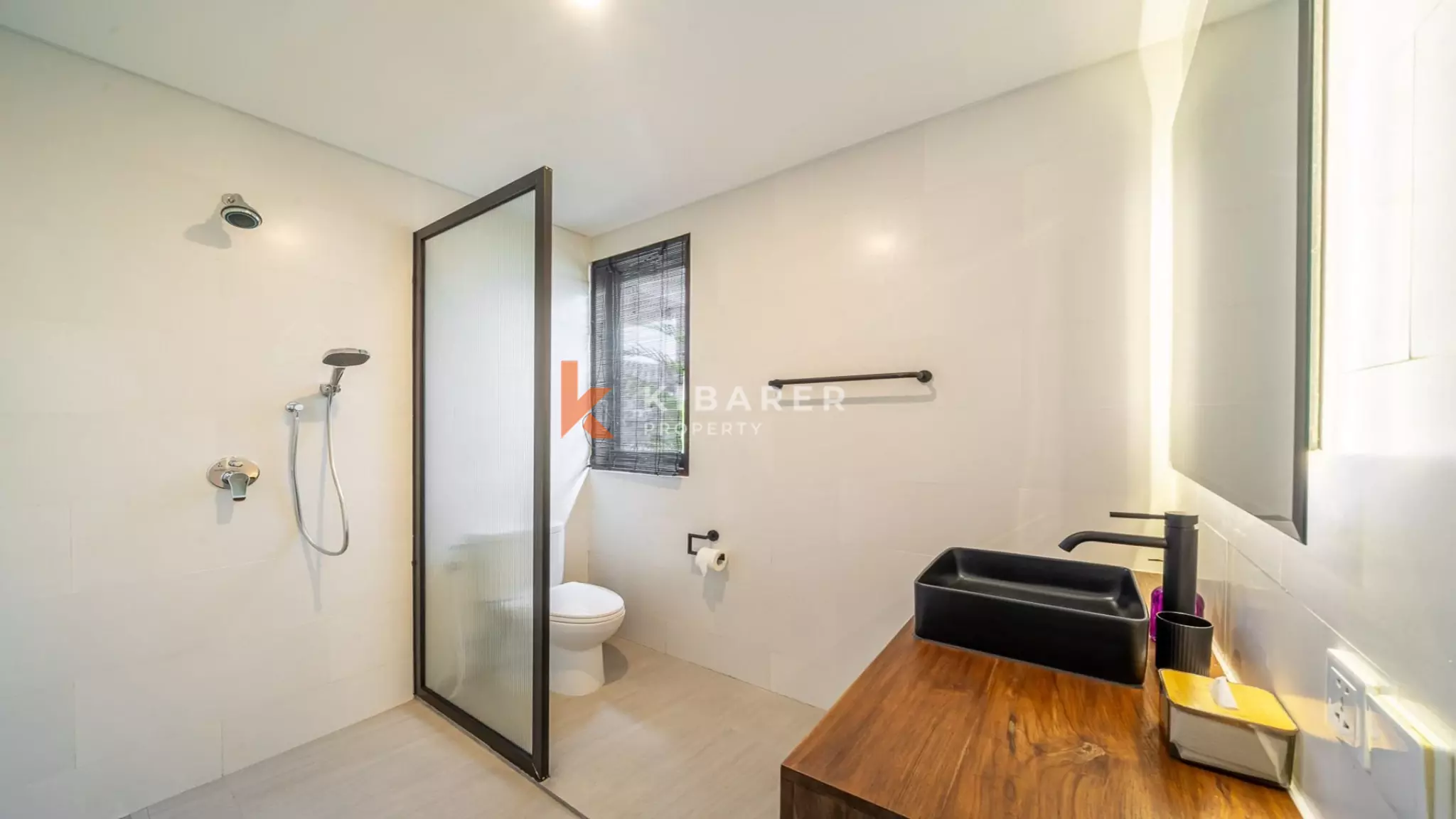 Vila Tiga Kamar Tidur Kontemporer Elegan dengan Kolam Renang Pribadi di Pererenan