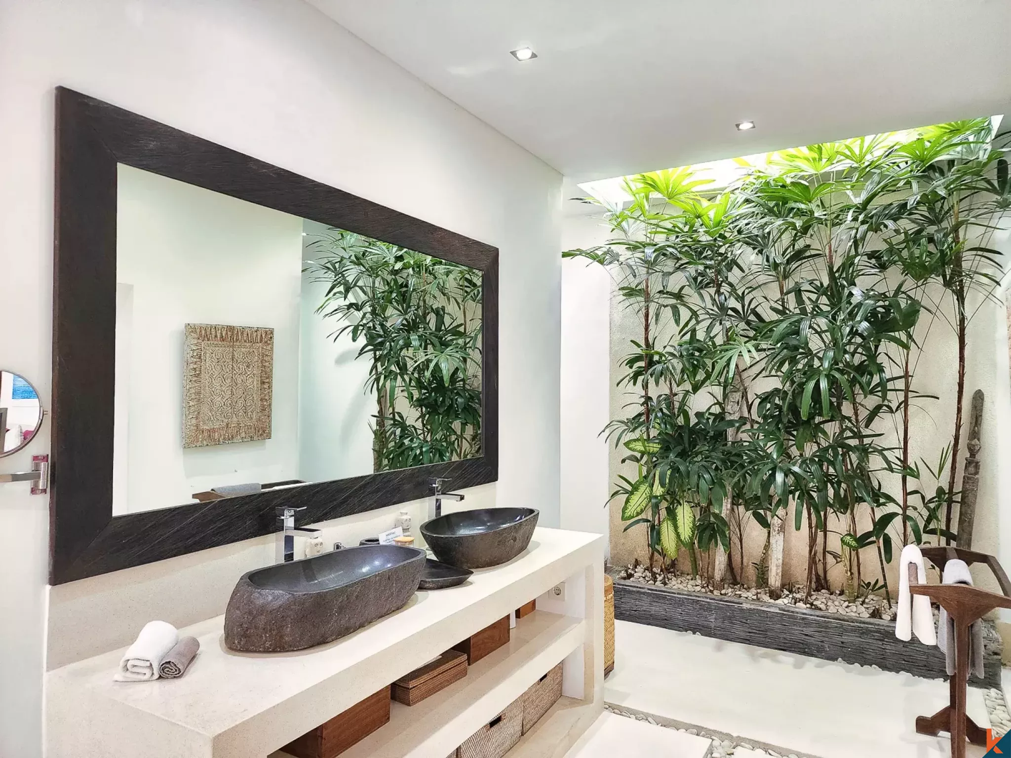Charming Three Bedrooms Modern Villa for Lease in Seminyak