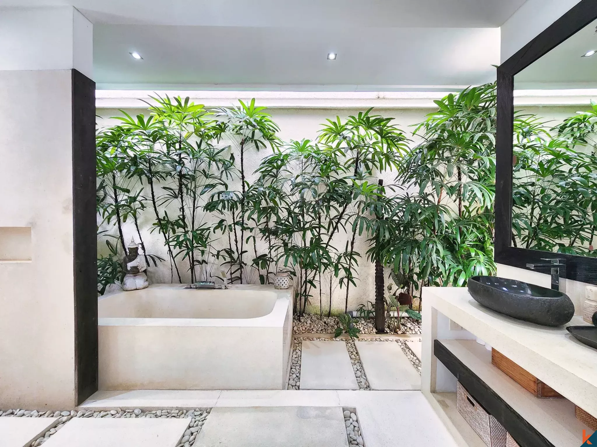 Charming Three Bedrooms Modern Villa for Lease in Seminyak