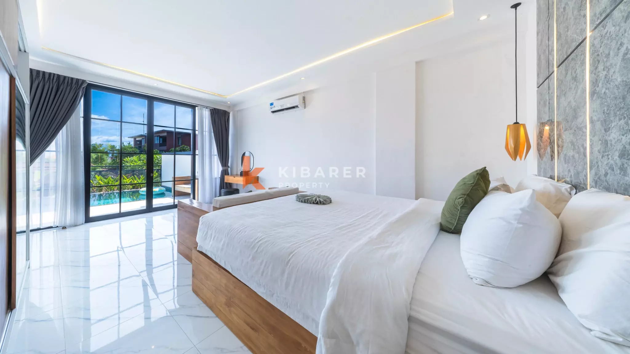Vila Minimalis Elegan Tiga Kamar Tidur dengan Kolam Renang Pribadi di Seminyak