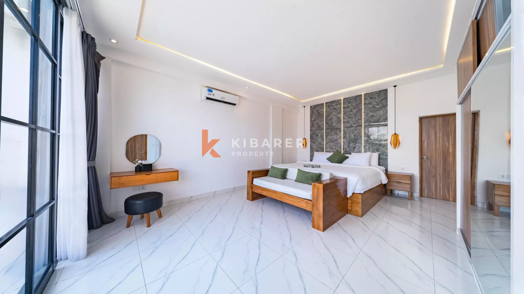 Vila Minimalis Elegan Tiga Kamar Tidur dengan Kolam Renang Pribadi di Seminyak