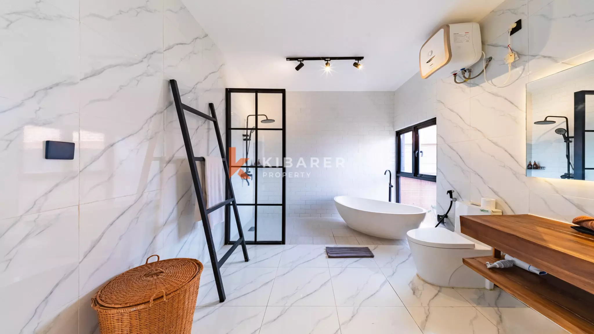 Vila Minimalis Elegan Tiga Kamar Tidur dengan Kolam Renang Pribadi di Seminyak