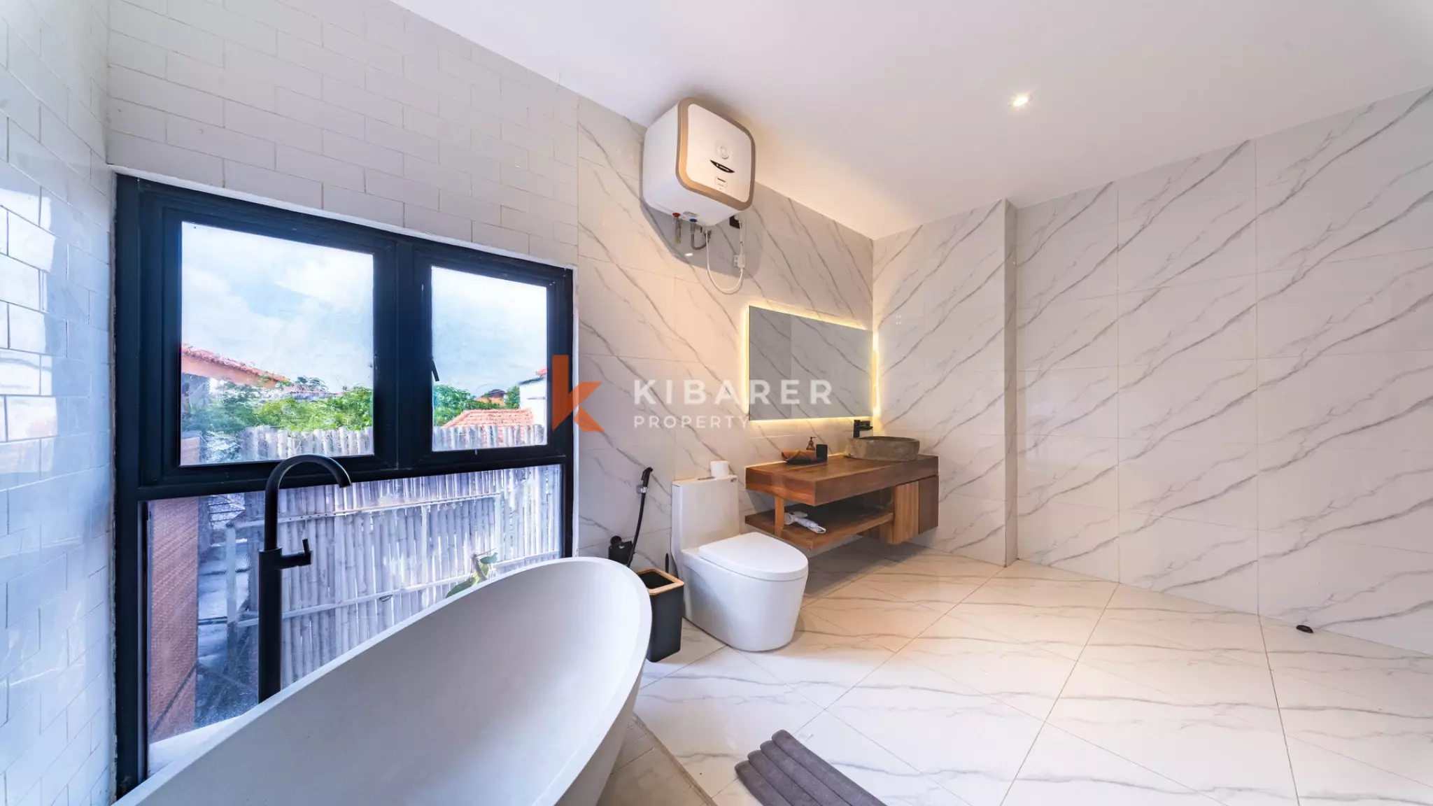 Vila Minimalis Elegan Tiga Kamar Tidur dengan Kolam Renang Pribadi di Seminyak