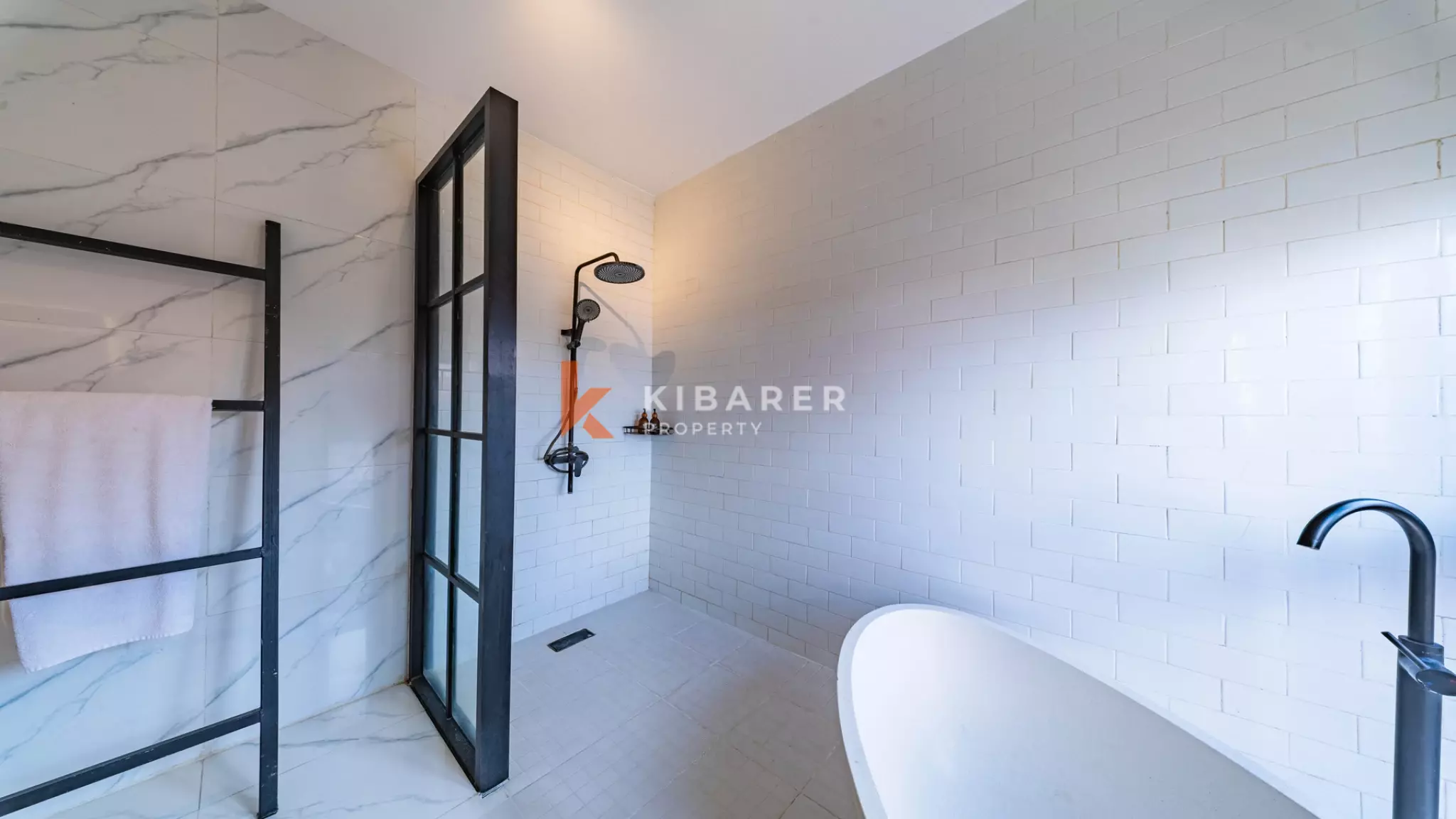 Vila Minimalis Elegan Tiga Kamar Tidur dengan Kolam Renang Pribadi di Seminyak