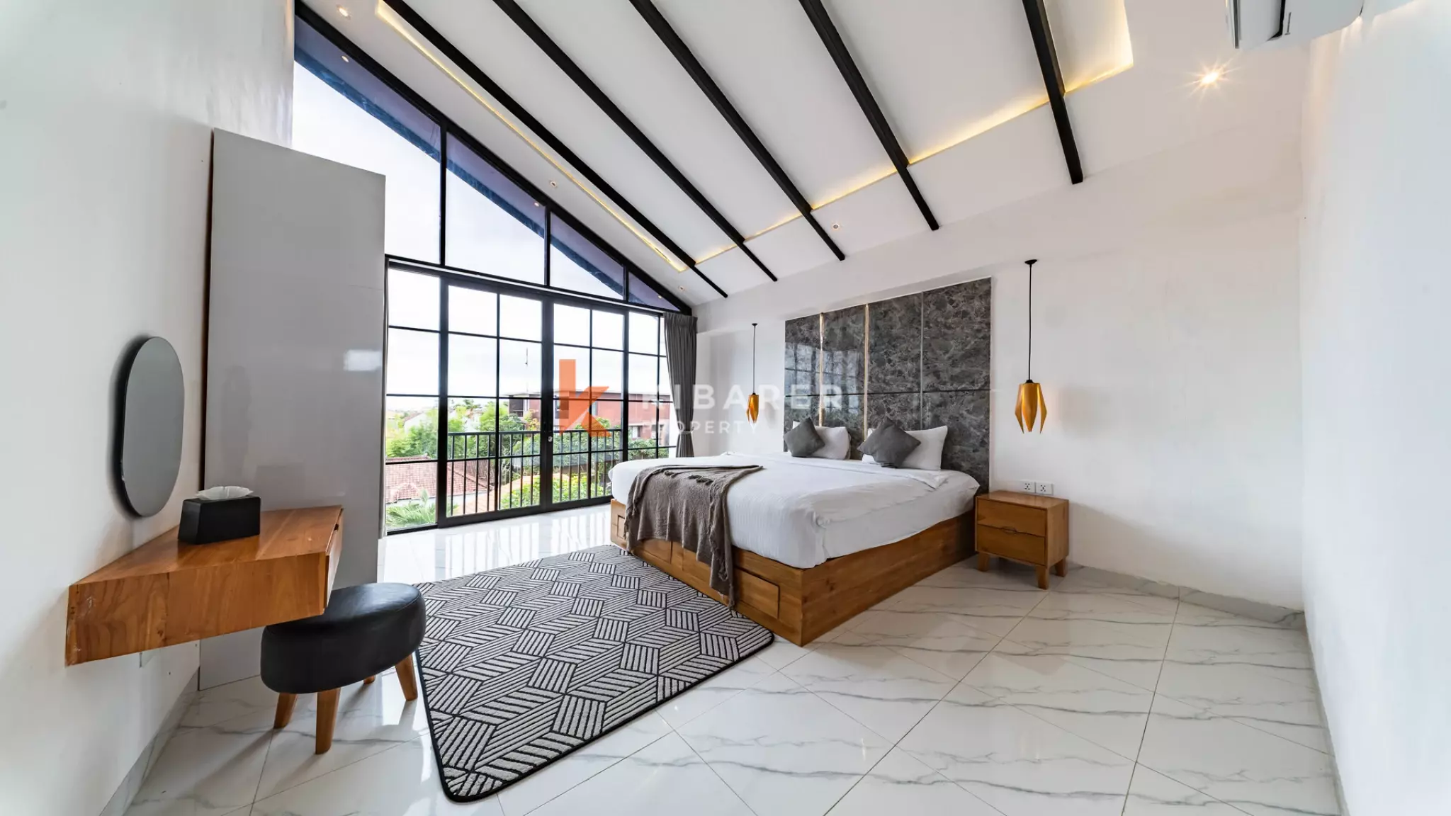 Vila Minimalis Elegan Tiga Kamar Tidur dengan Kolam Renang Pribadi di Seminyak