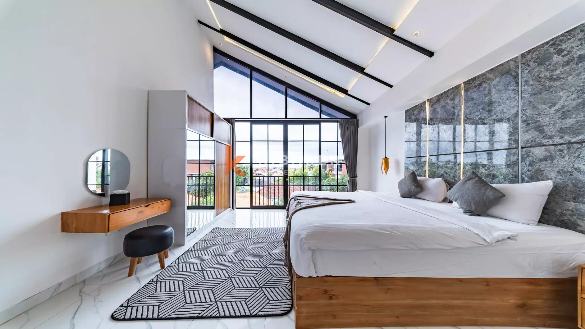 Vila Minimalis Elegan Tiga Kamar Tidur dengan Kolam Renang Pribadi di Seminyak