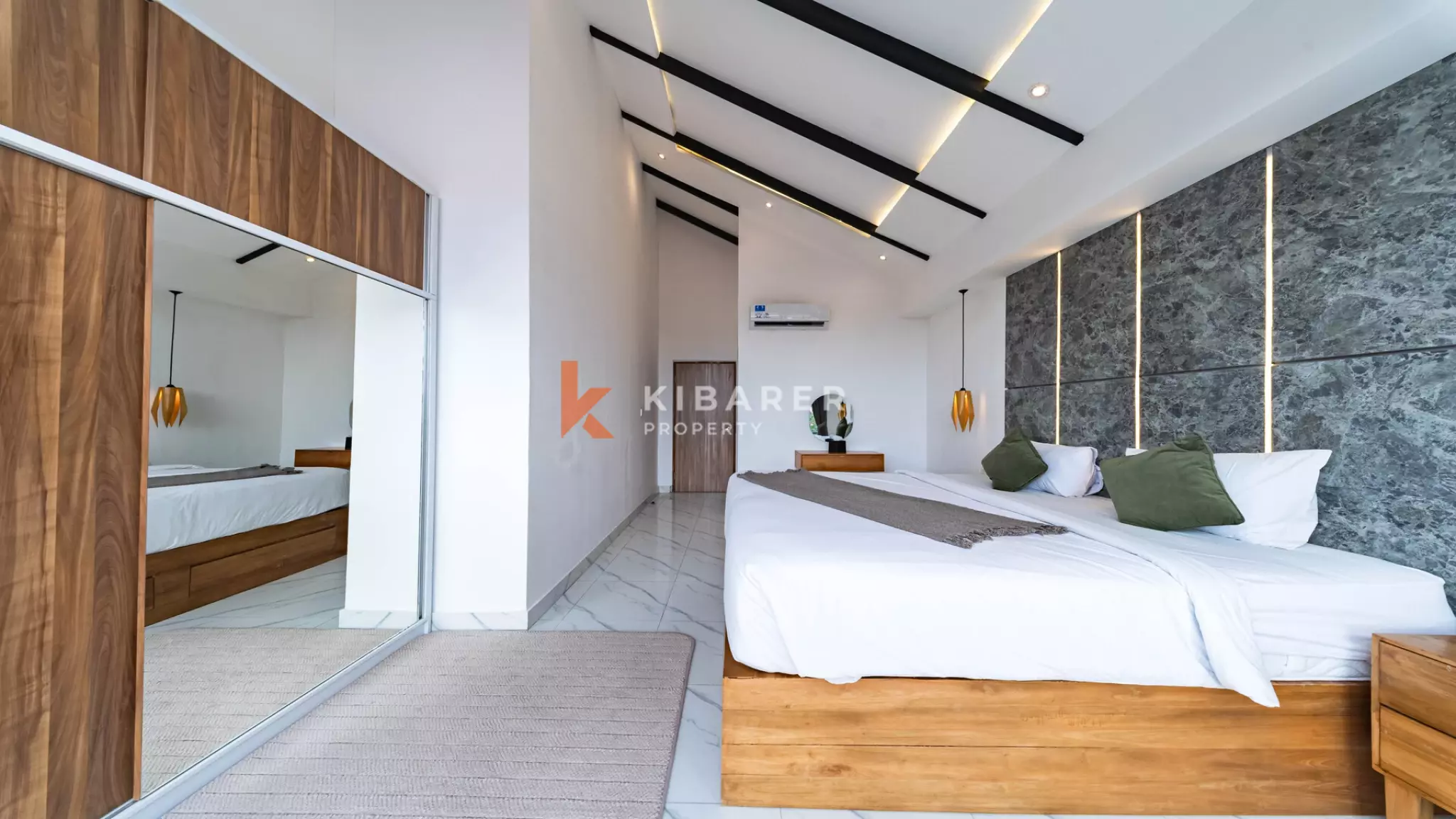 Vila Minimalis Elegan Tiga Kamar Tidur dengan Kolam Renang Pribadi di Seminyak