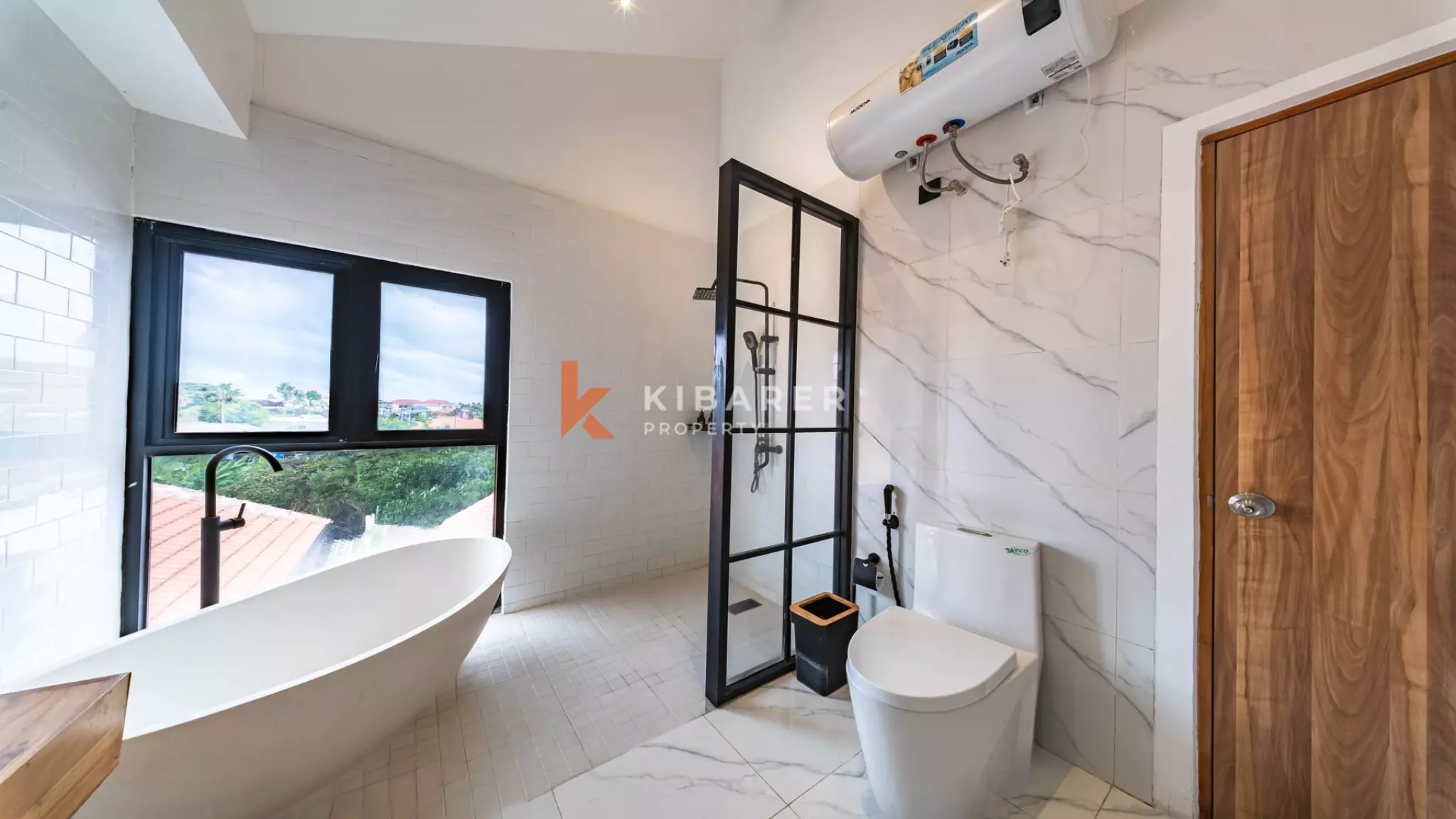 Vila Minimalis Elegan Tiga Kamar Tidur dengan Kolam Renang Pribadi di Seminyak