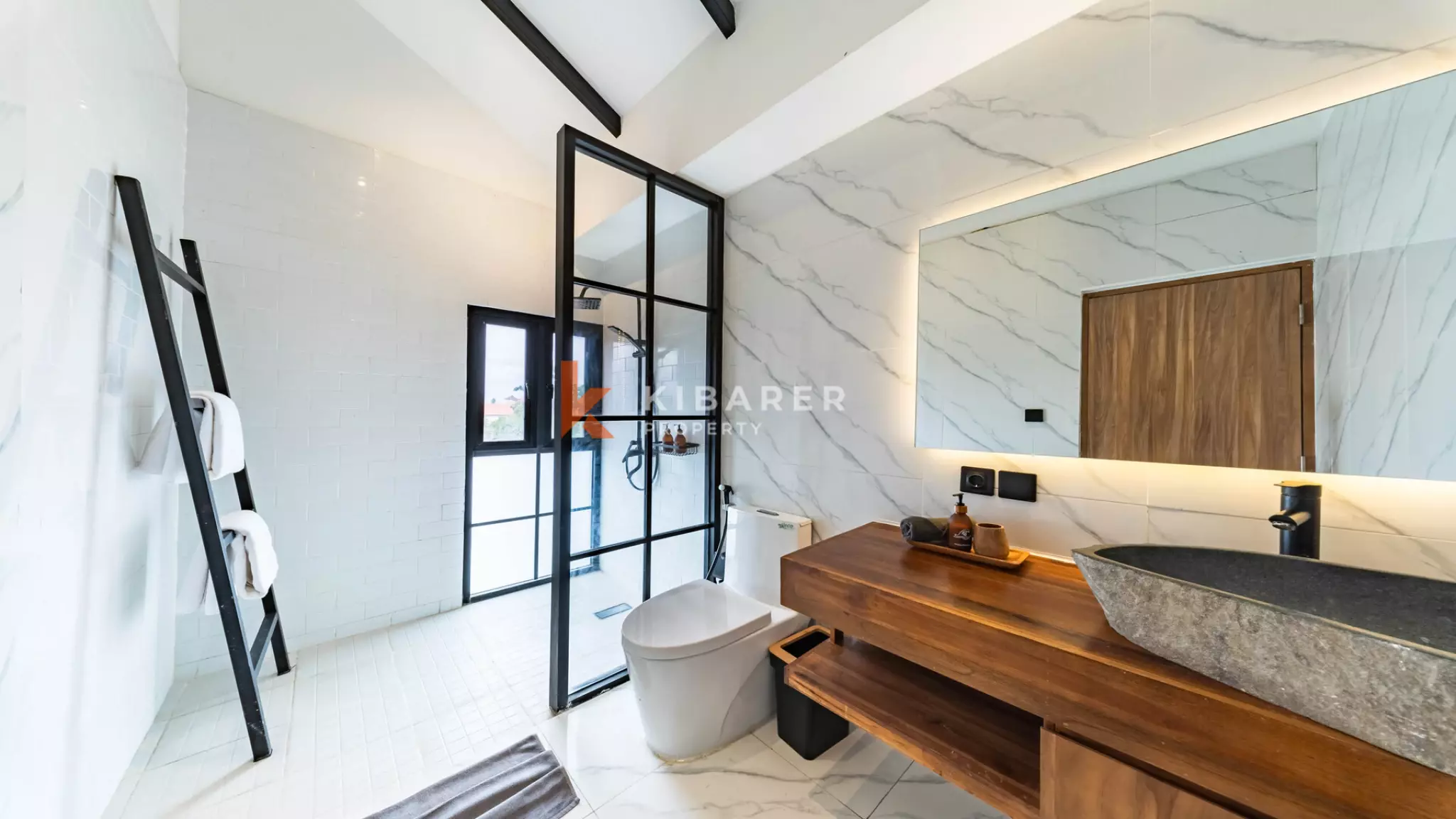 Vila Minimalis Elegan Tiga Kamar Tidur dengan Kolam Renang Pribadi di Seminyak