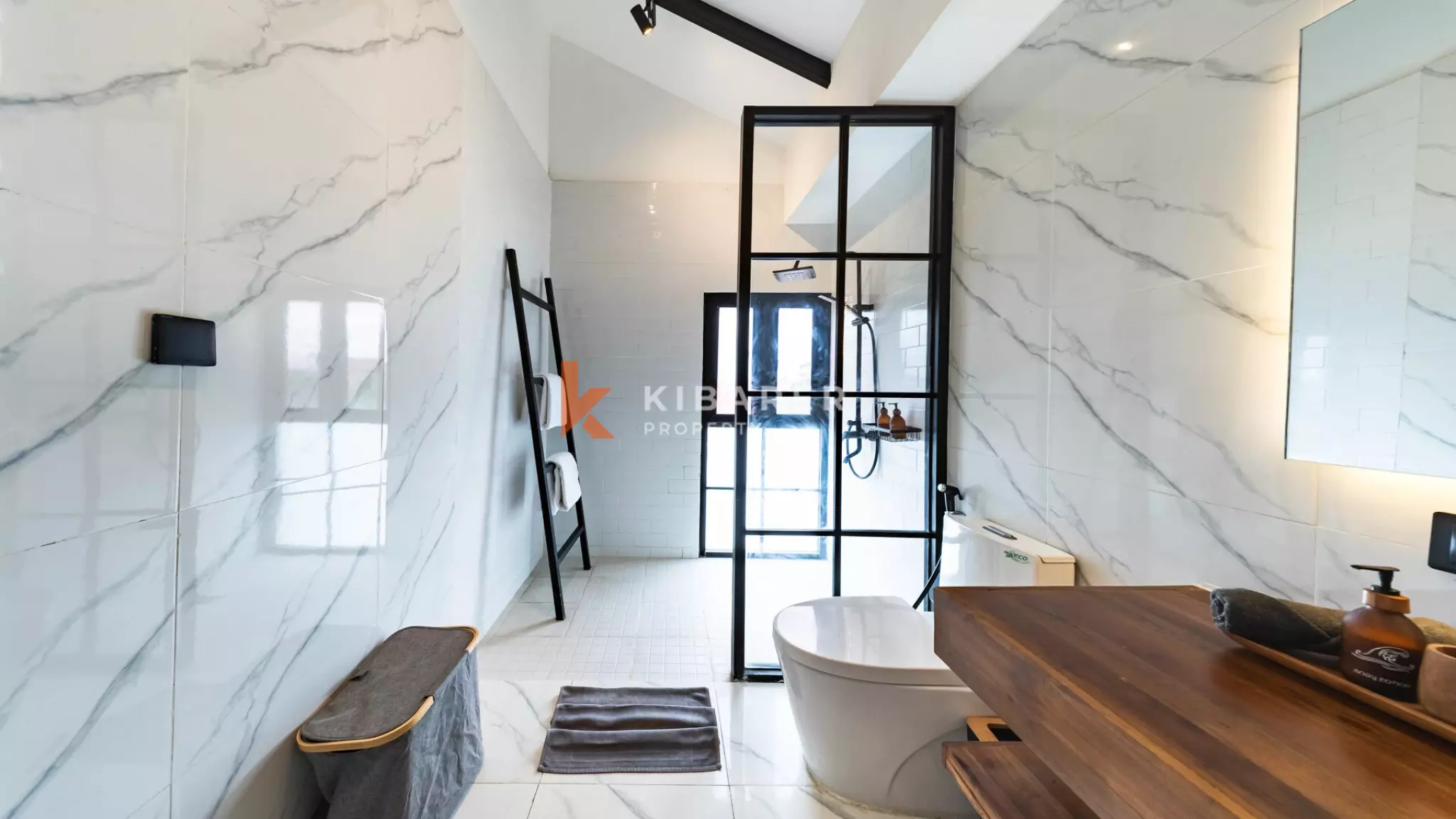 Vila Minimalis Elegan Tiga Kamar Tidur dengan Kolam Renang Pribadi di Seminyak