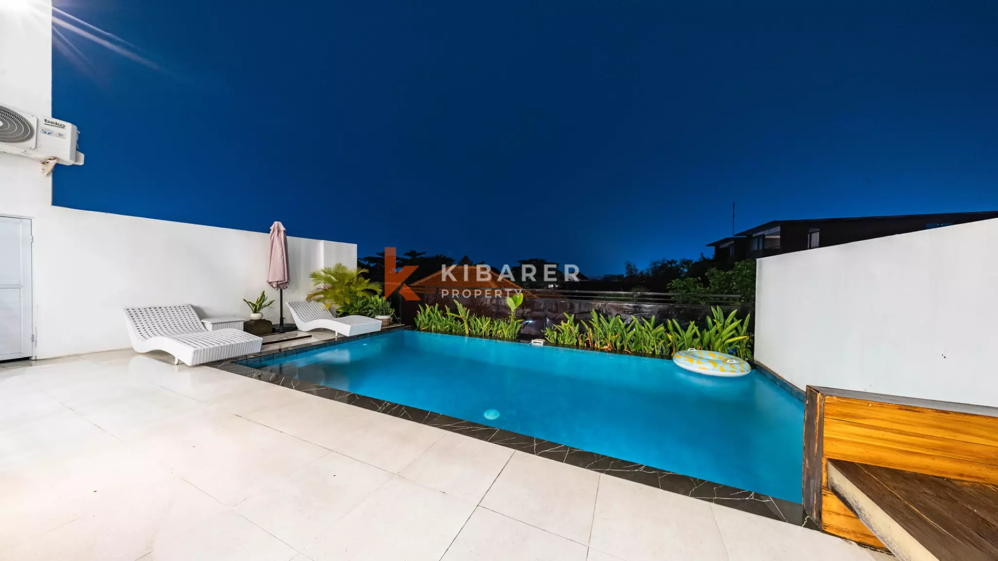 Vila Minimalis Elegan Tiga Kamar Tidur dengan Kolam Renang Pribadi di Seminyak