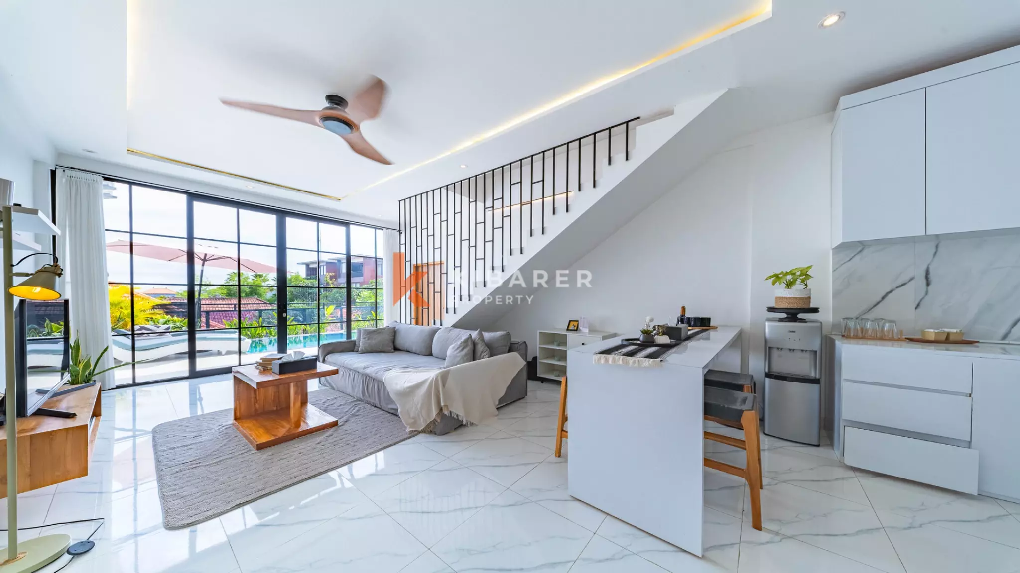 Vila Minimalis Elegan Tiga Kamar Tidur dengan Kolam Renang Pribadi di Seminyak