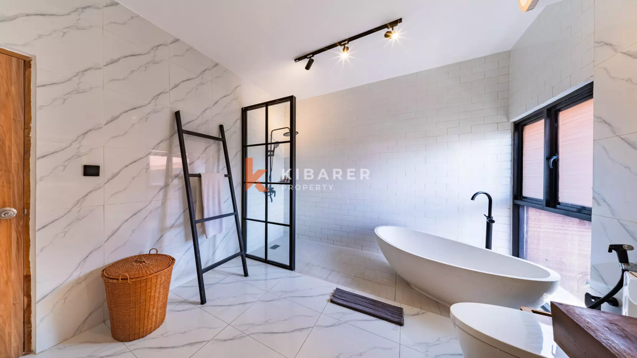 Vila Minimalis Elegan Tiga Kamar Tidur dengan Kolam Renang Pribadi di Seminyak