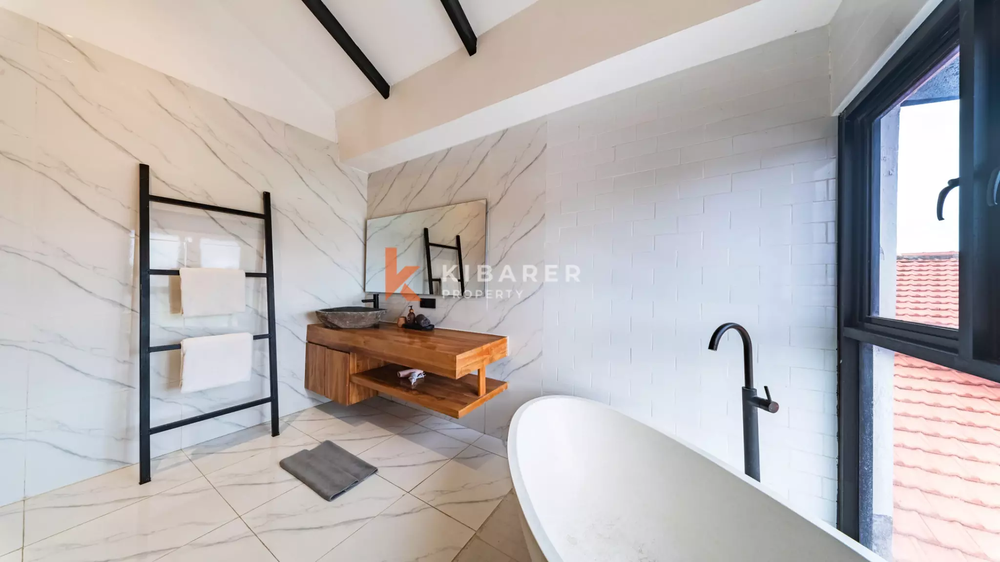 Vila Minimalis Elegan Tiga Kamar Tidur dengan Kolam Renang Pribadi di Seminyak