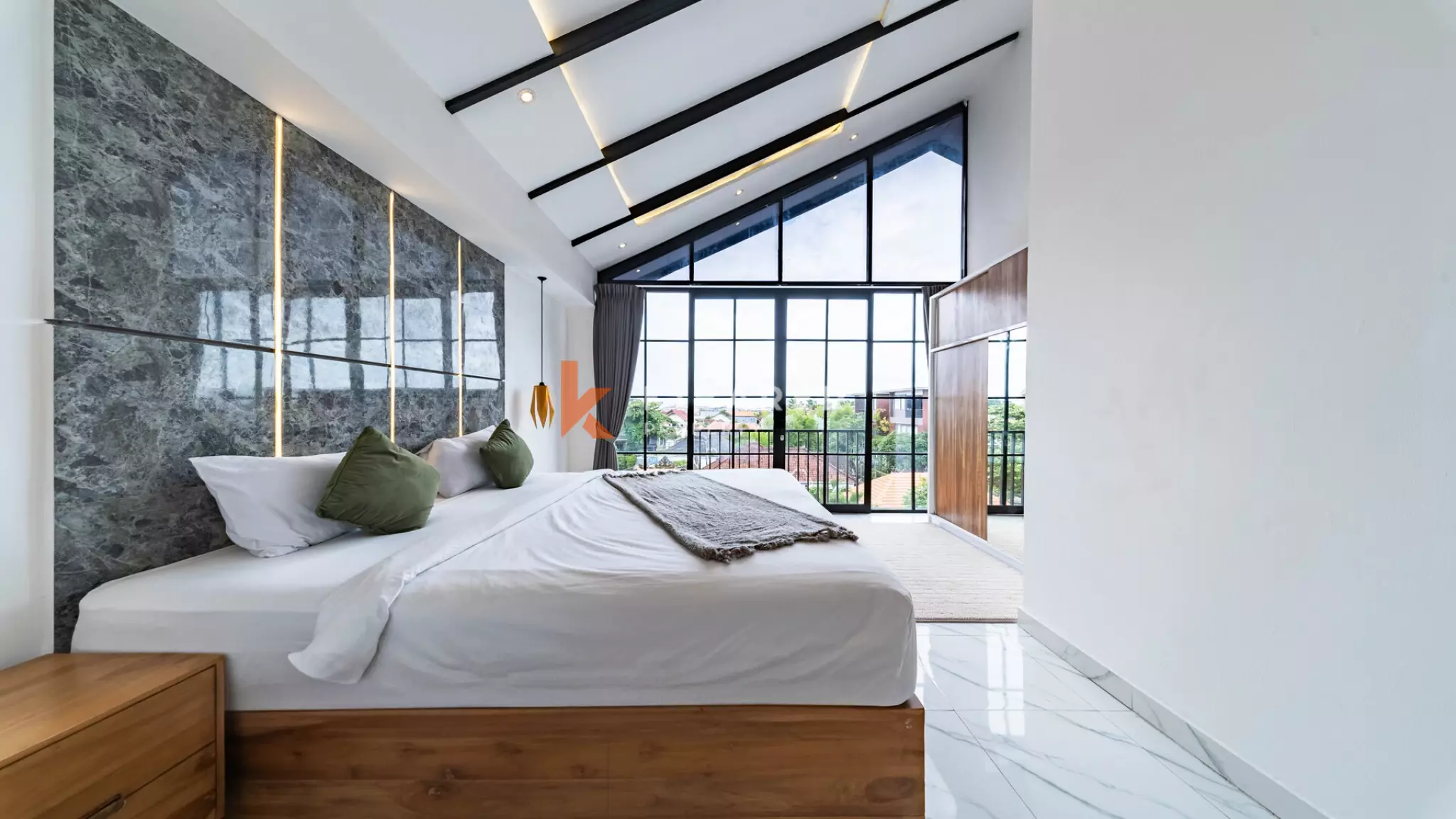 Vila Minimalis Elegan Tiga Kamar Tidur dengan Kolam Renang Pribadi di Seminyak