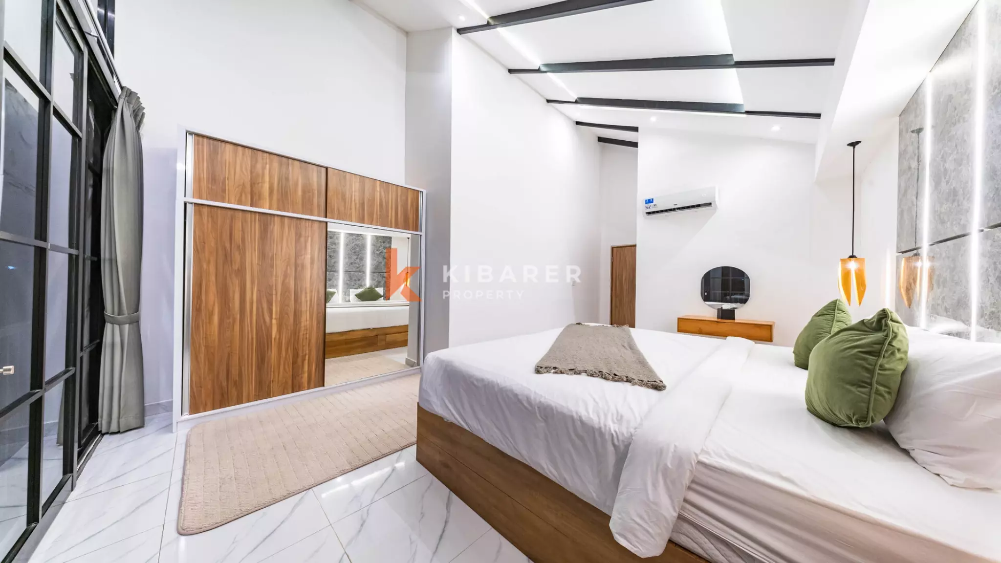 Vila Minimalis Elegan Tiga Kamar Tidur dengan Kolam Renang Pribadi di Seminyak