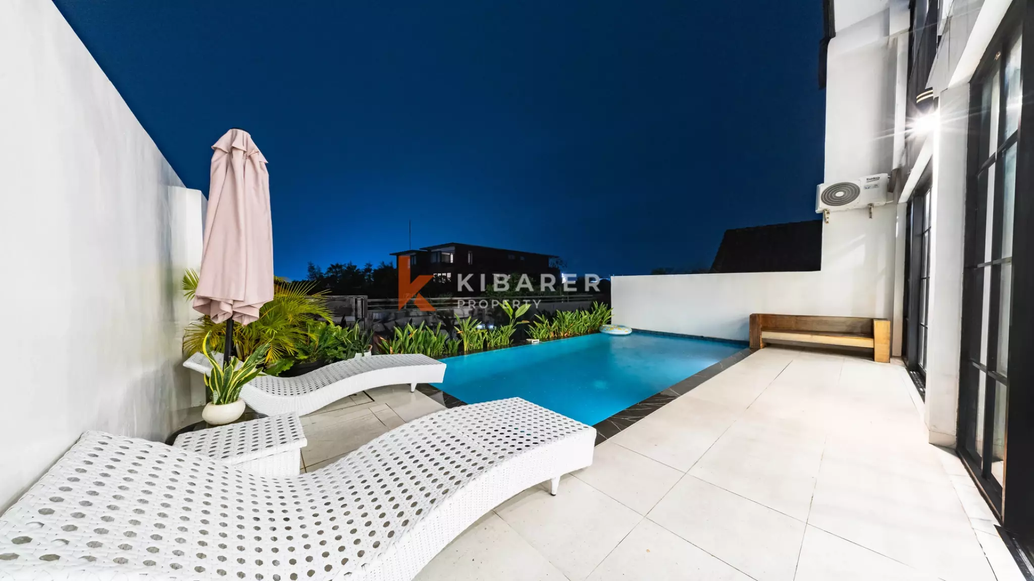 Vila Minimalis Elegan Tiga Kamar Tidur dengan Kolam Renang Pribadi di Seminyak