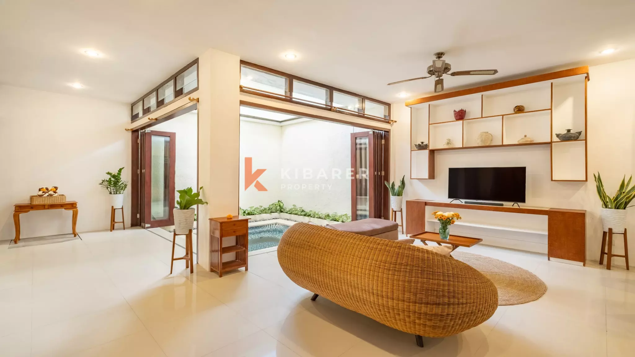 Vila Dua Kamar Tidur Bergaya Bali Abadi dengan Ruang Tamu Tertutup di Kerobokan