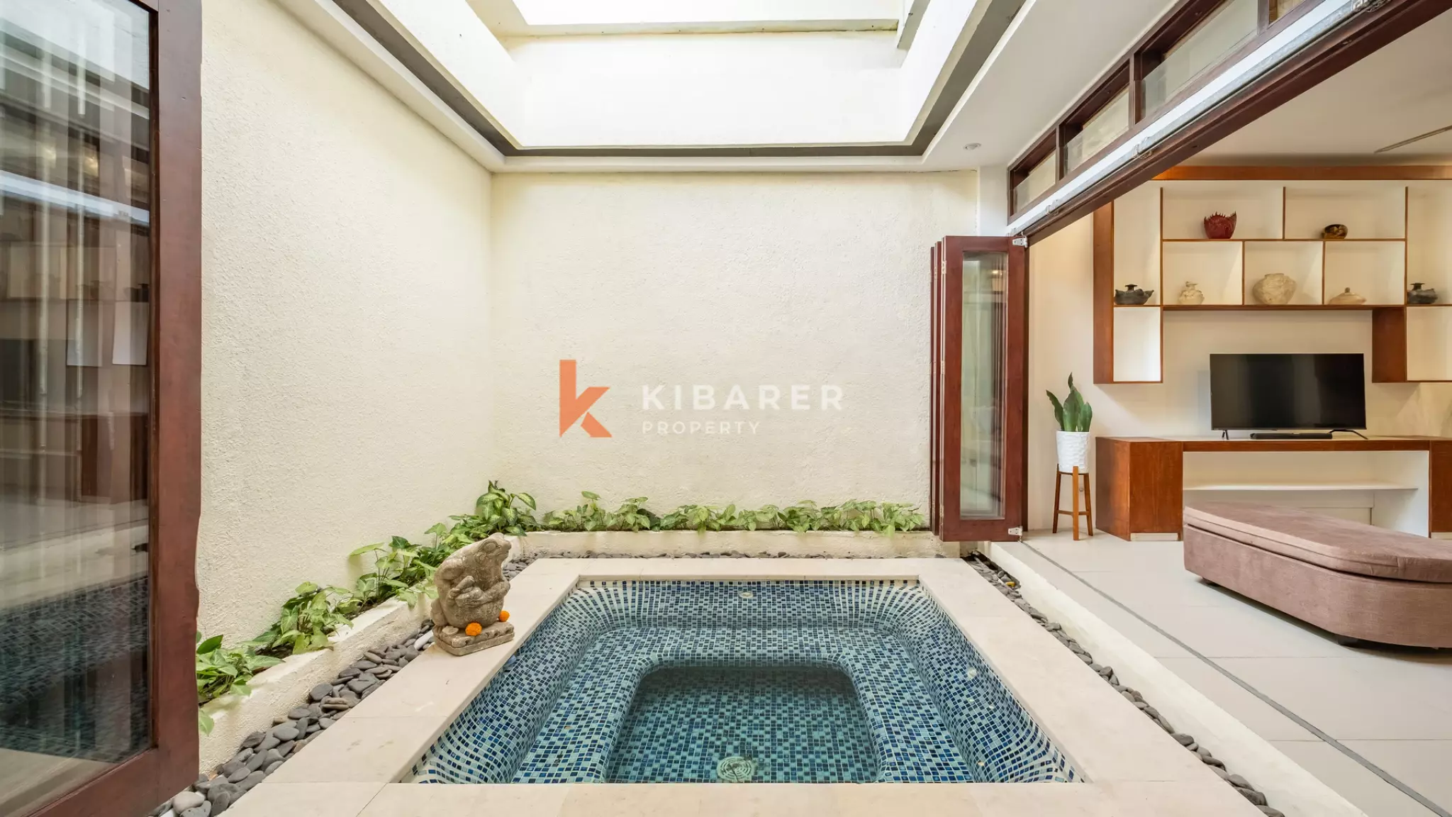 Vila Dua Kamar Tidur Bergaya Bali Abadi dengan Ruang Tamu Tertutup di Kerobokan