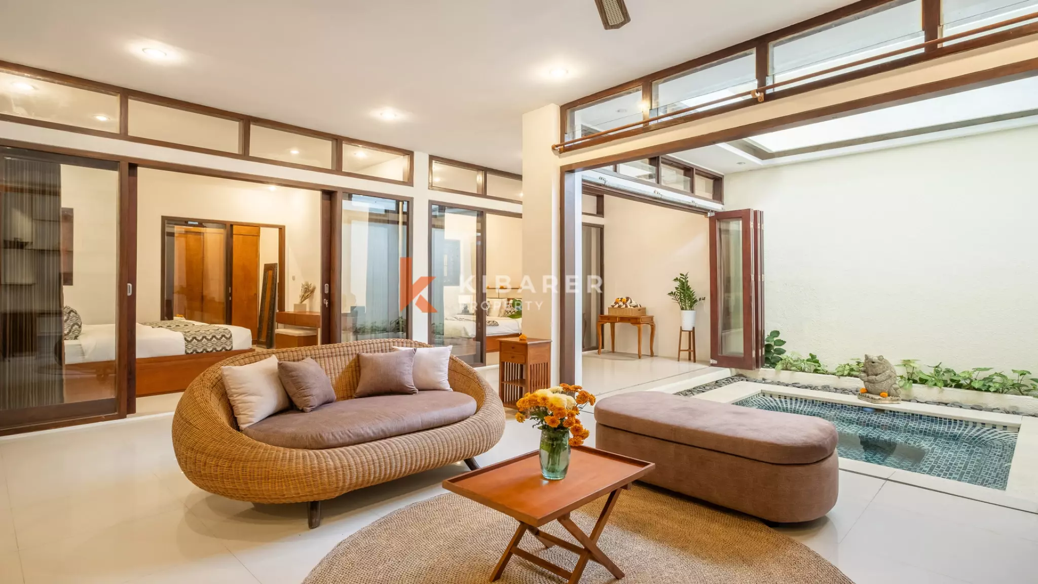 Vila Dua Kamar Tidur Bergaya Bali Abadi dengan Ruang Tamu Tertutup di Kerobokan