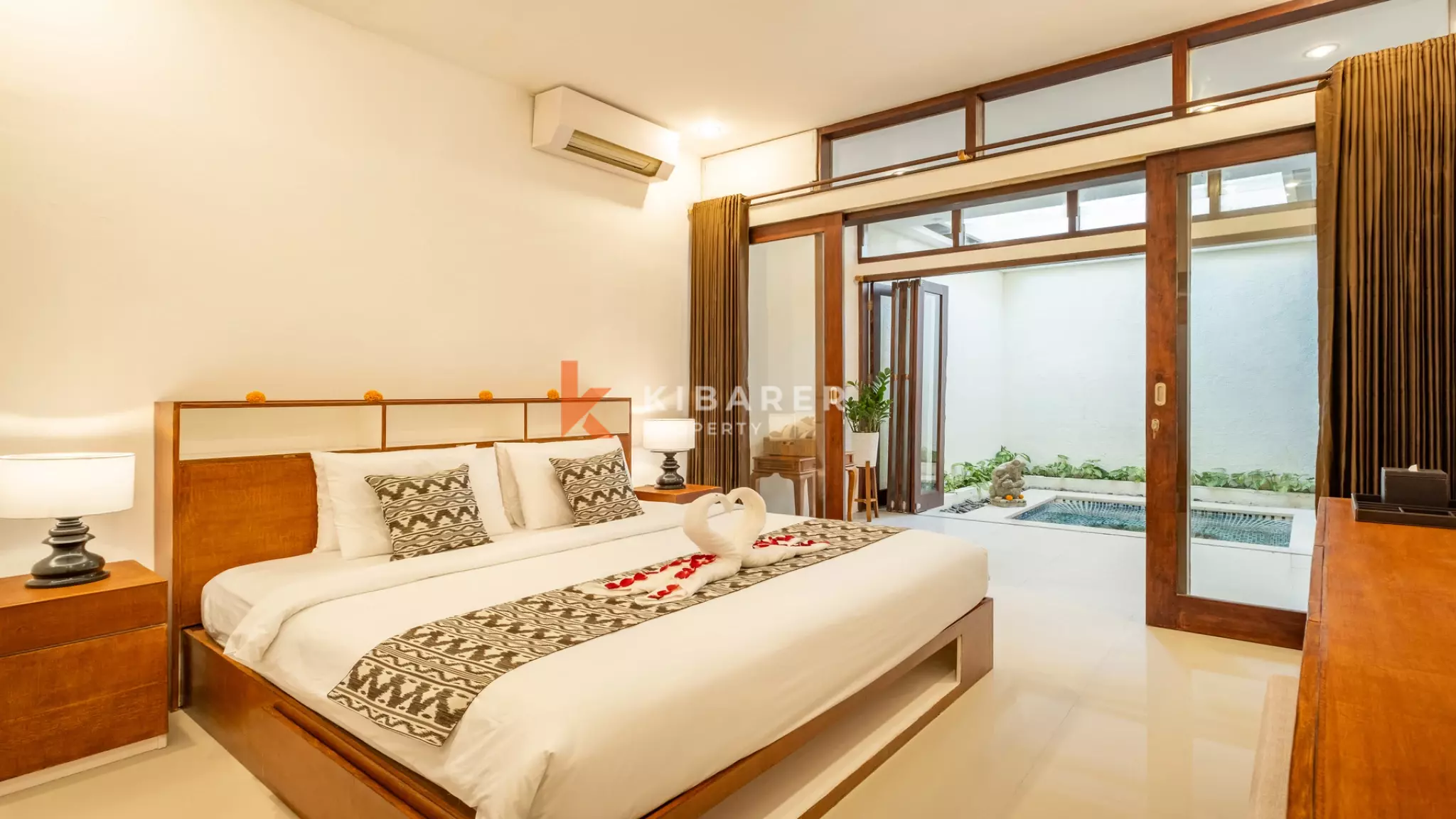 Vila Dua Kamar Tidur Bergaya Bali Abadi dengan Ruang Tamu Tertutup di Kerobokan