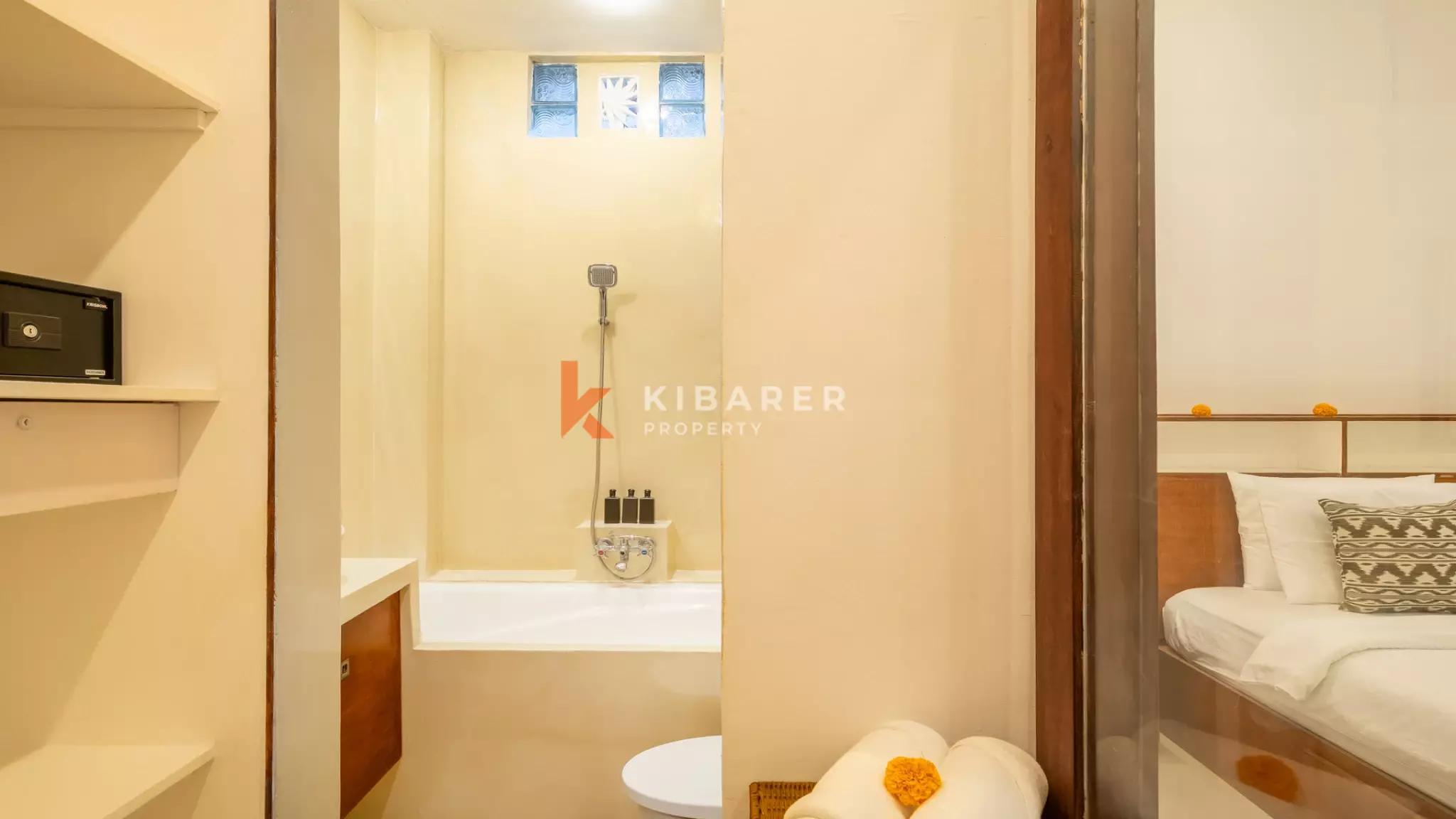 Vila Dua Kamar Tidur Bergaya Bali Abadi dengan Ruang Tamu Tertutup di Kerobokan