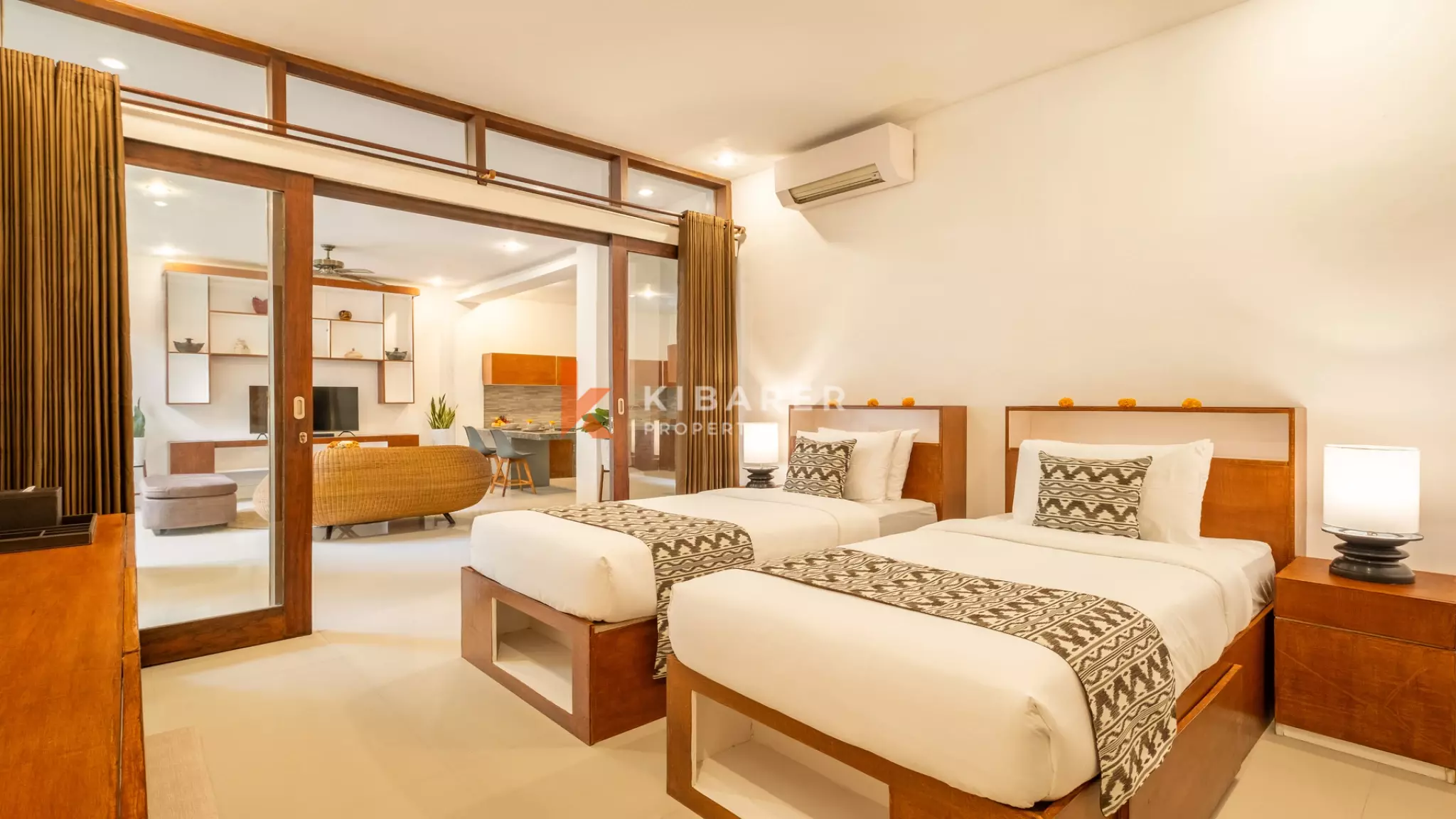 Vila Dua Kamar Tidur Bergaya Bali Abadi dengan Ruang Tamu Tertutup di Kerobokan