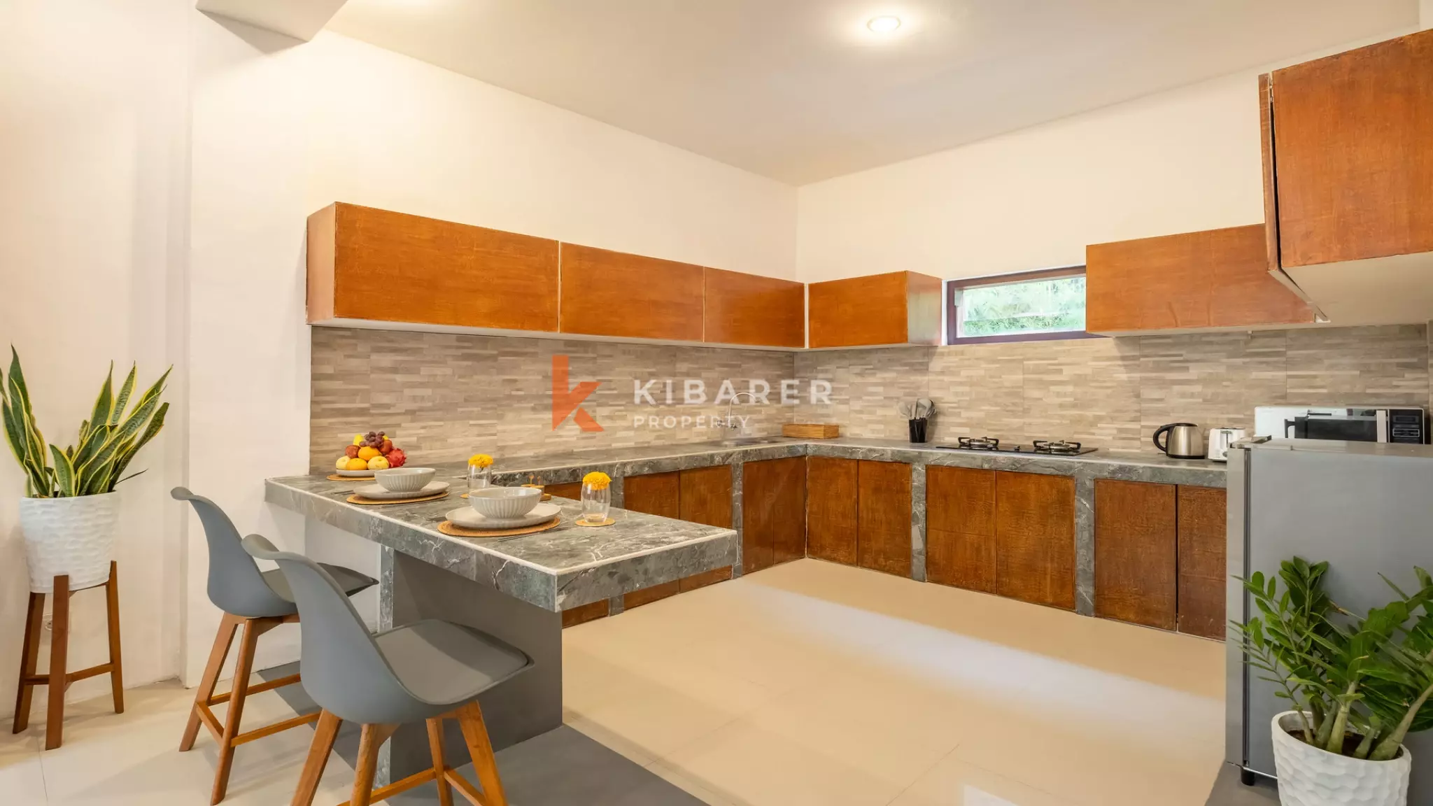 Vila Dua Kamar Tidur Bergaya Bali Abadi dengan Ruang Tamu Tertutup di Kerobokan