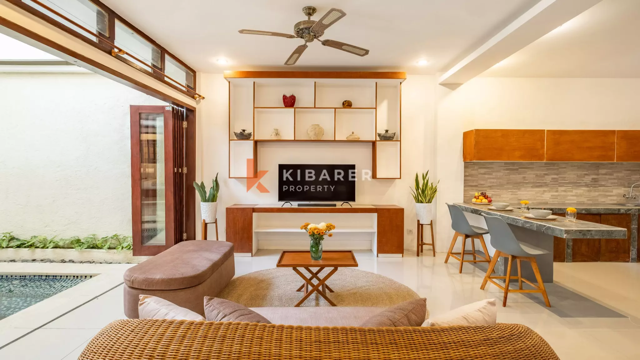 Vila Dua Kamar Tidur Bergaya Bali Abadi dengan Ruang Tamu Tertutup di Kerobokan