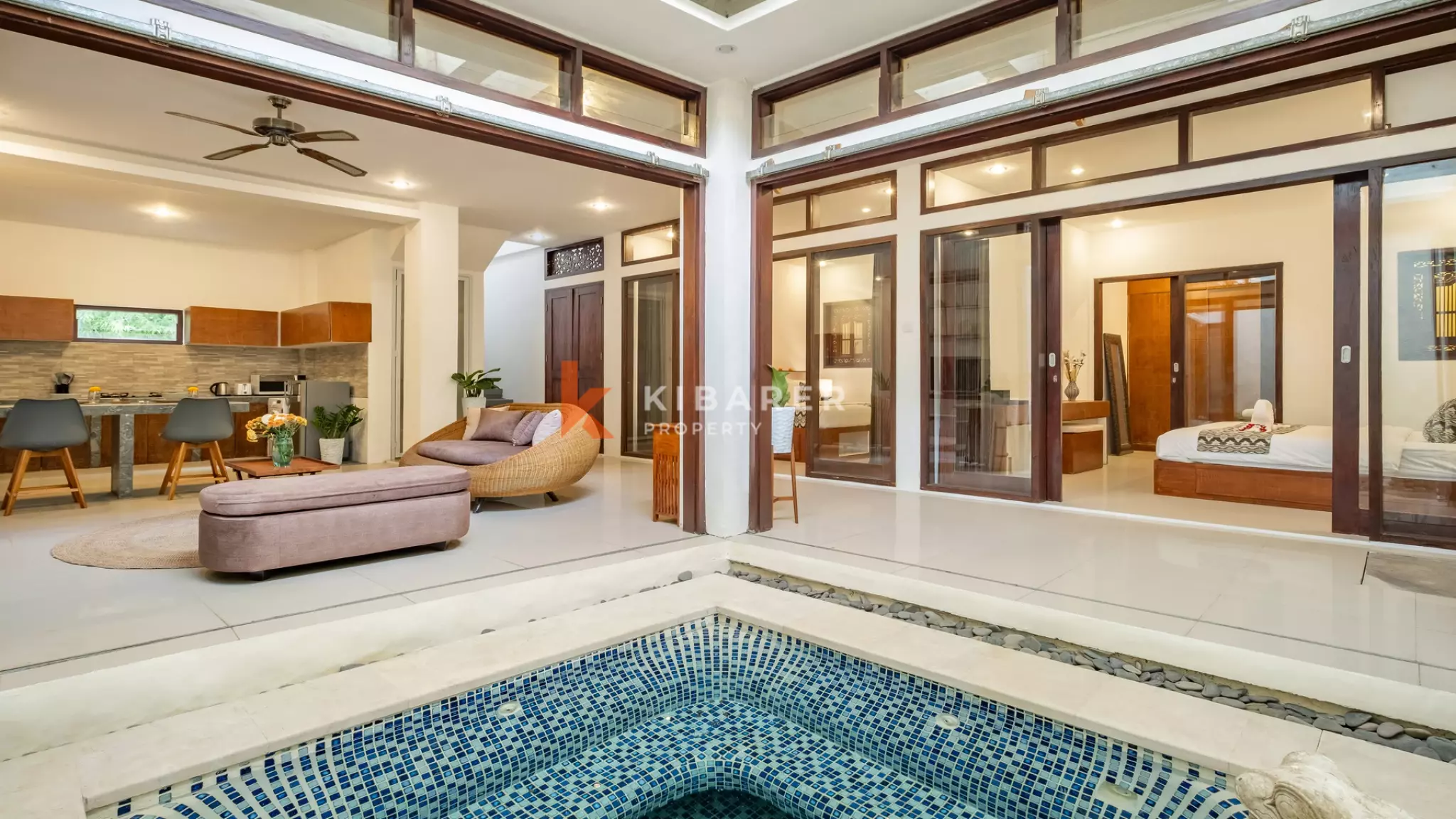Vila Dua Kamar Tidur Bergaya Bali Abadi dengan Ruang Tamu Tertutup di Kerobokan