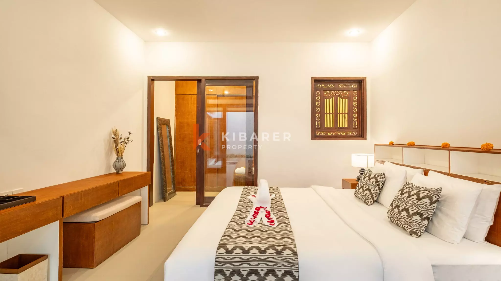 Vila Dua Kamar Tidur Bergaya Bali Abadi dengan Ruang Tamu Tertutup di Kerobokan