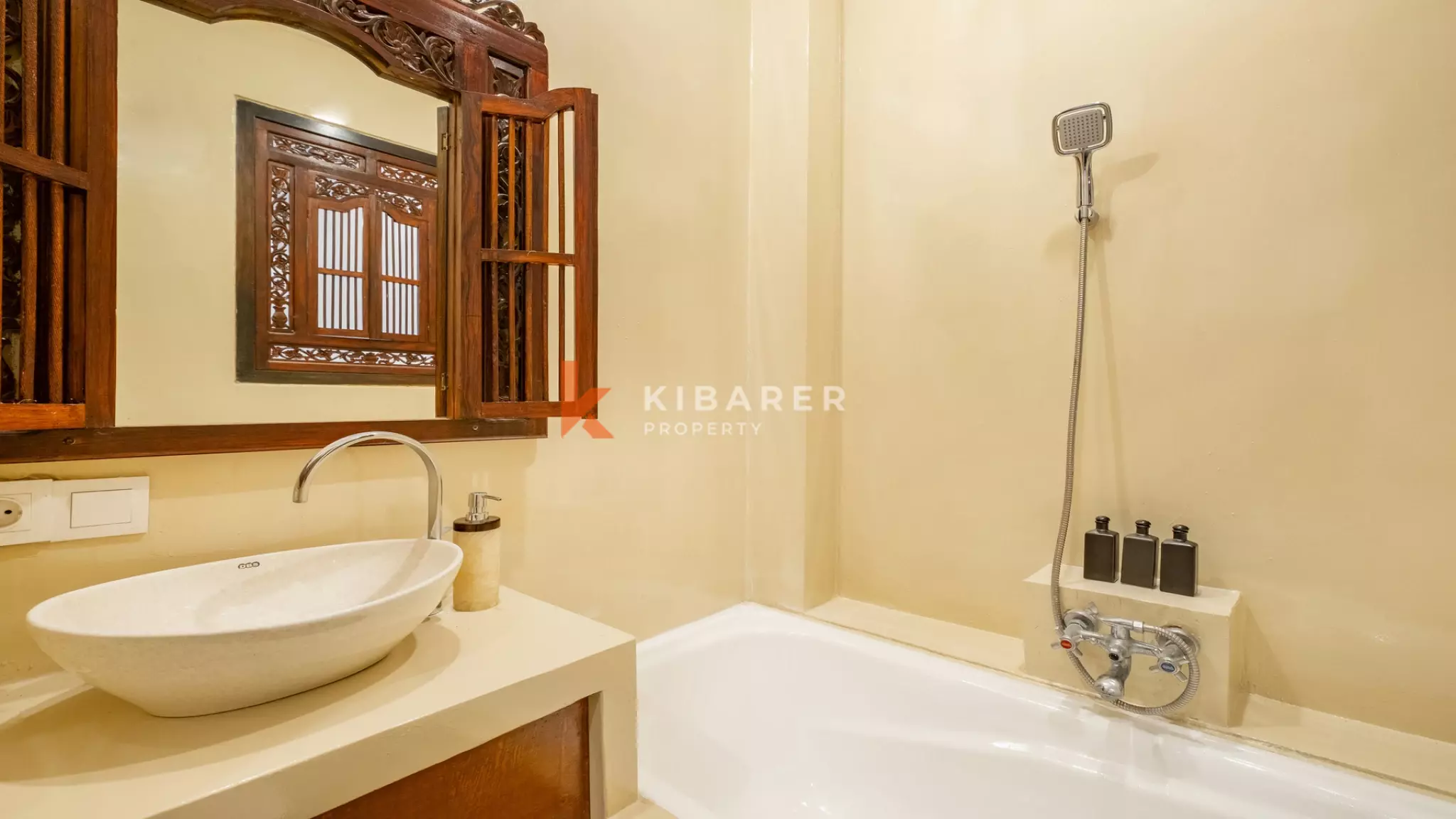 Vila Dua Kamar Tidur Bergaya Bali Abadi dengan Ruang Tamu Tertutup di Kerobokan