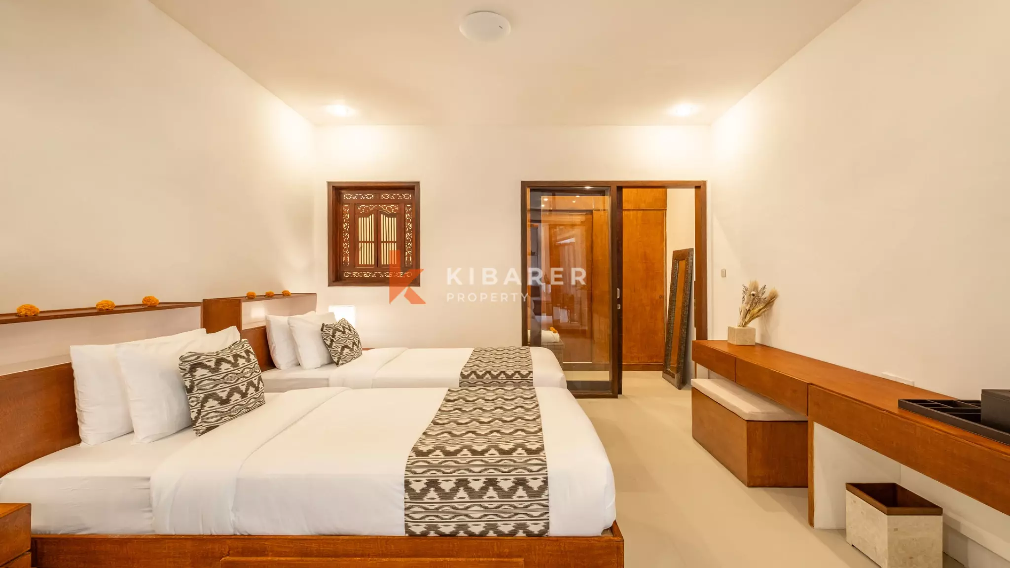 Vila Dua Kamar Tidur Bergaya Bali Abadi dengan Ruang Tamu Tertutup di Kerobokan