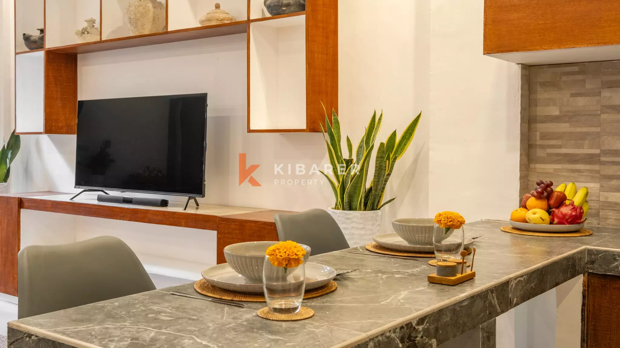 Vila Dua Kamar Tidur Bergaya Bali Abadi dengan Ruang Tamu Tertutup di Kerobokan