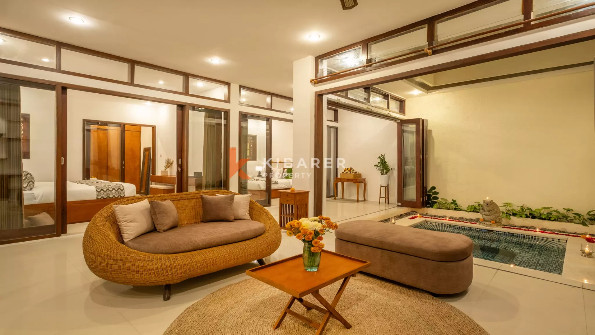 Vila Dua Kamar Tidur Bergaya Bali Abadi dengan Ruang Tamu Tertutup di Kerobokan