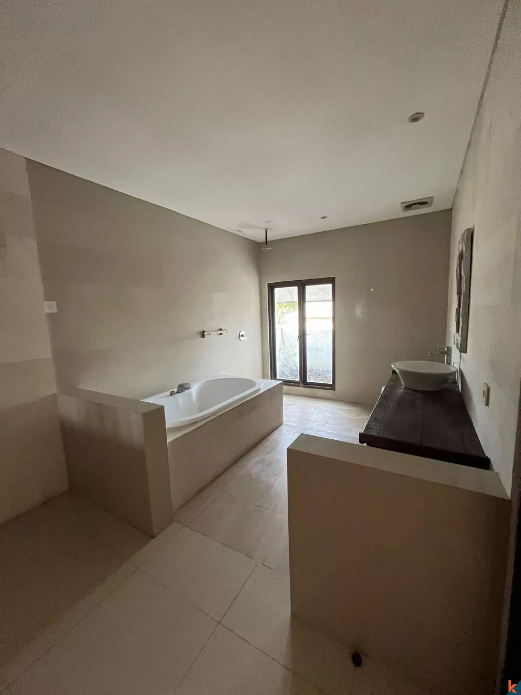 Oase Modern 4 Kamar Tidur di Jantung Seminyak