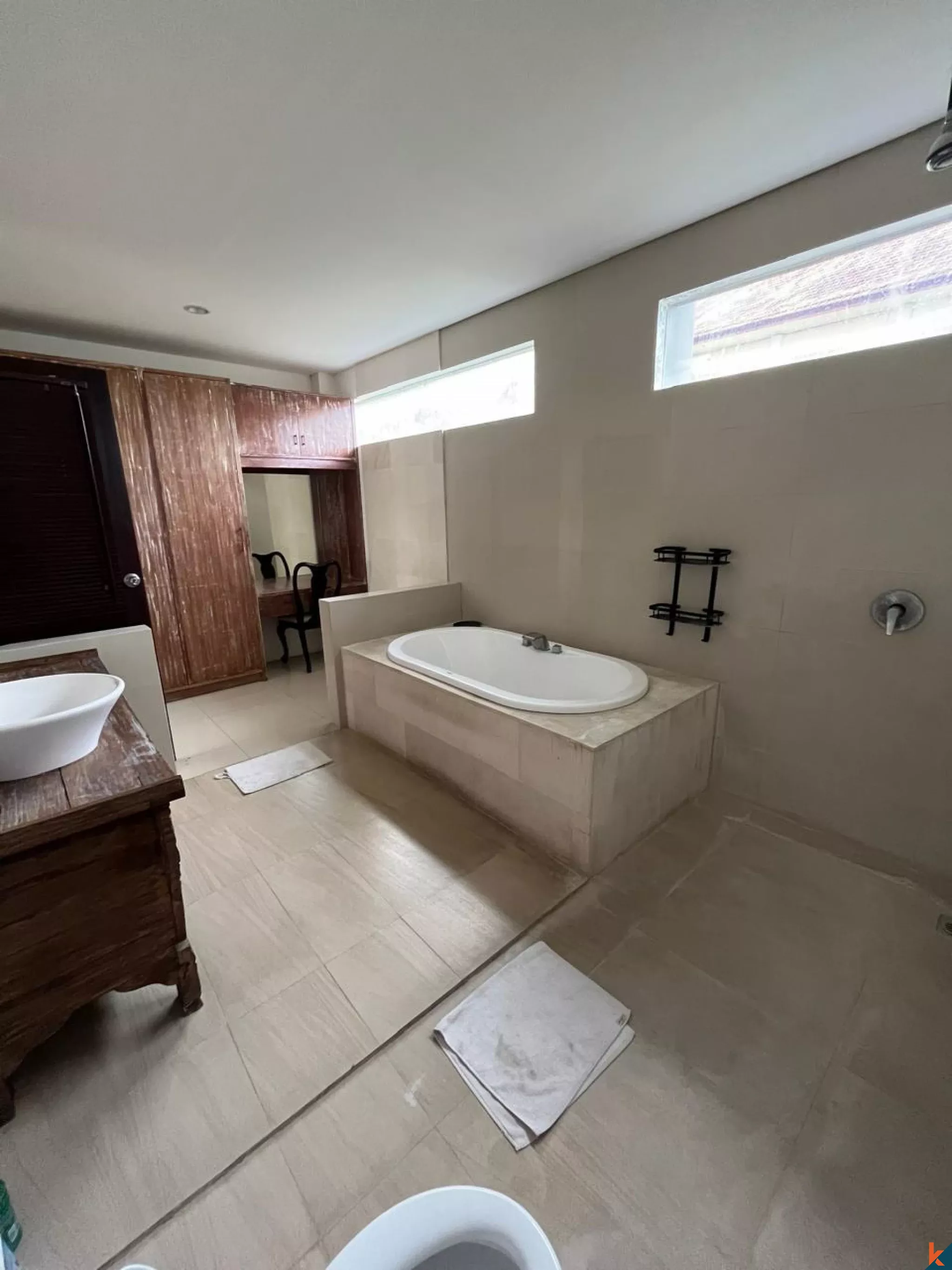 Oase Modern 4 Kamar Tidur di Jantung Seminyak