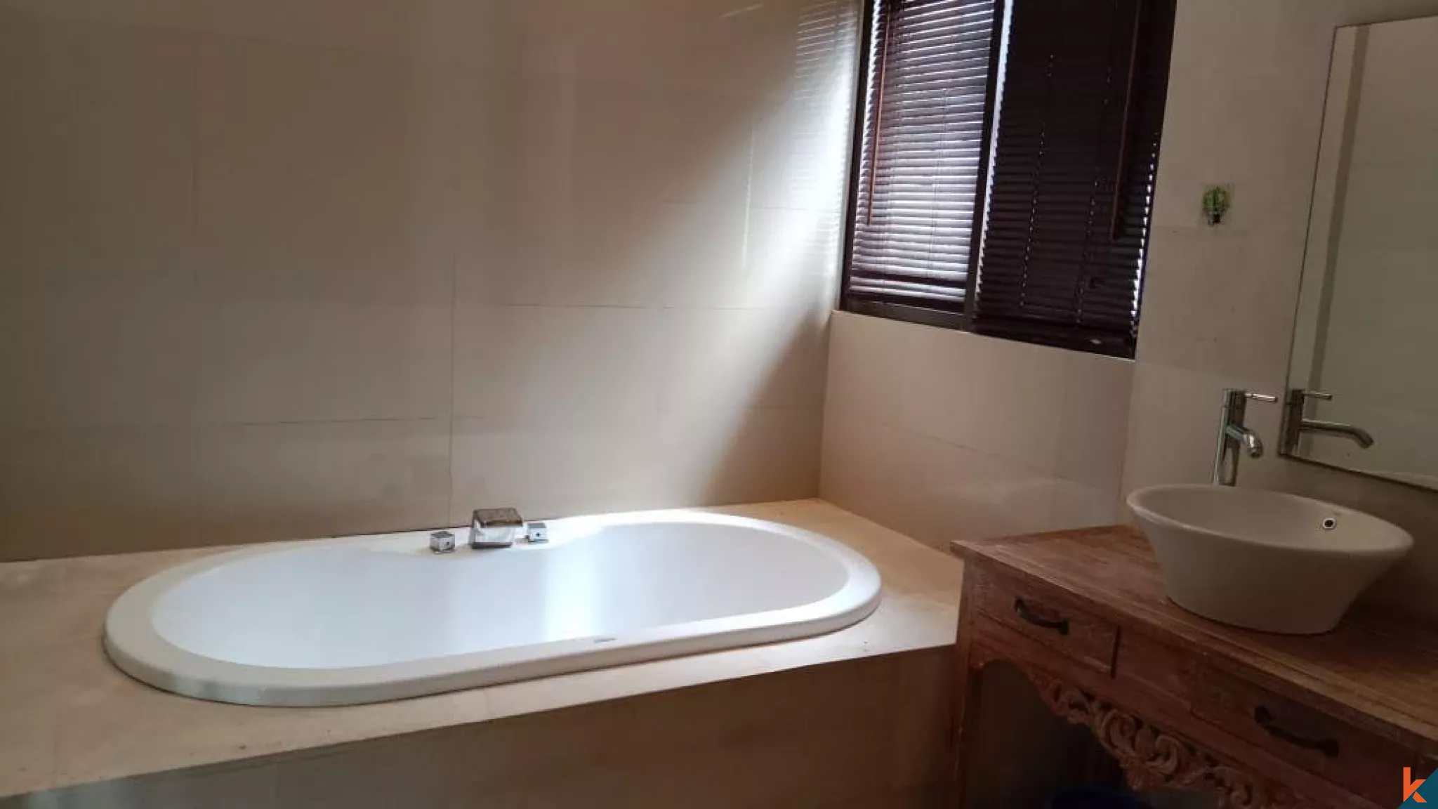 Oase Modern 4 Kamar Tidur di Jantung Seminyak