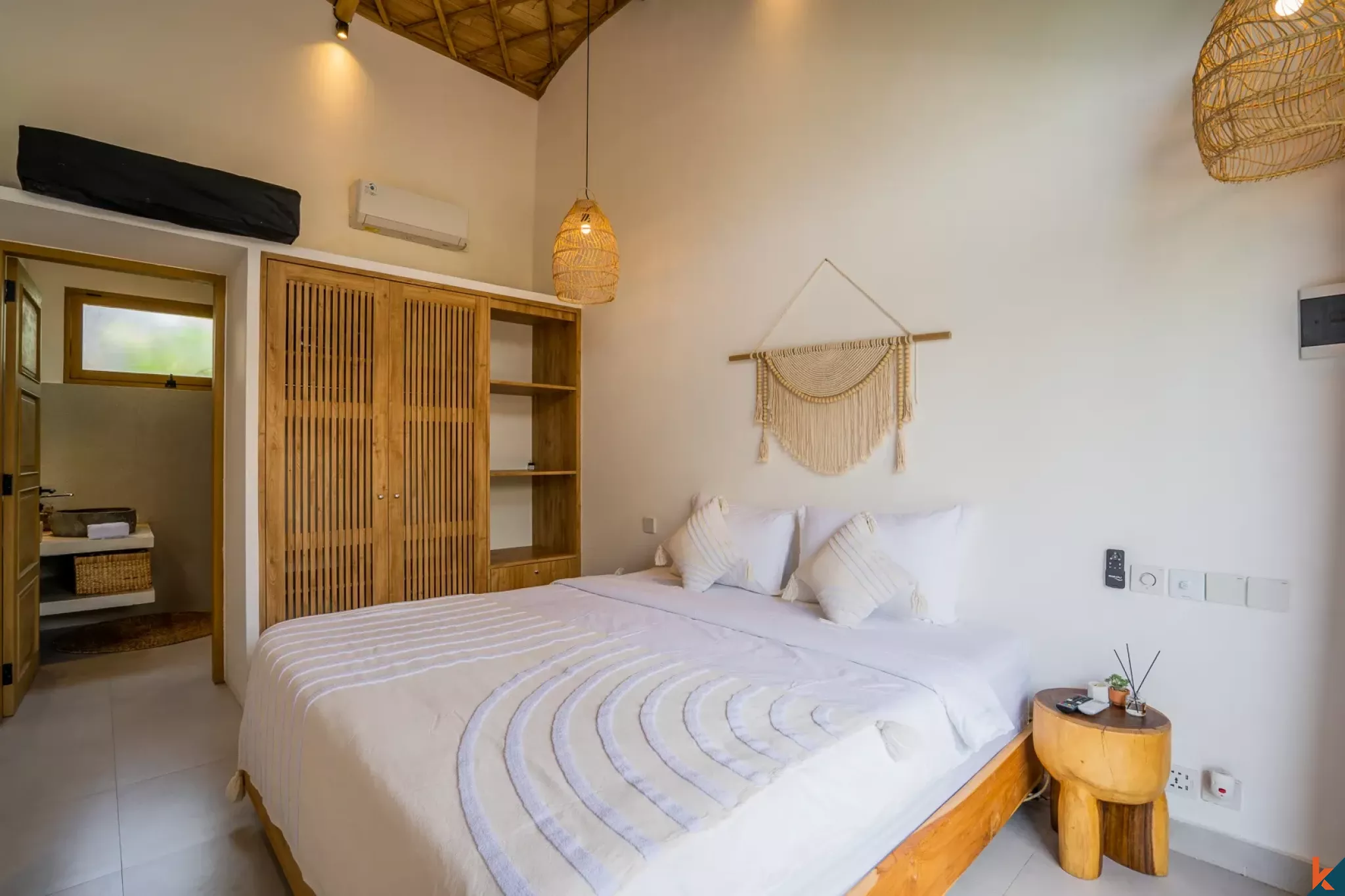 Vila Hak Sewa dengan Desain Tropis 2 Kamar Tidur di Kerobokan - Semer