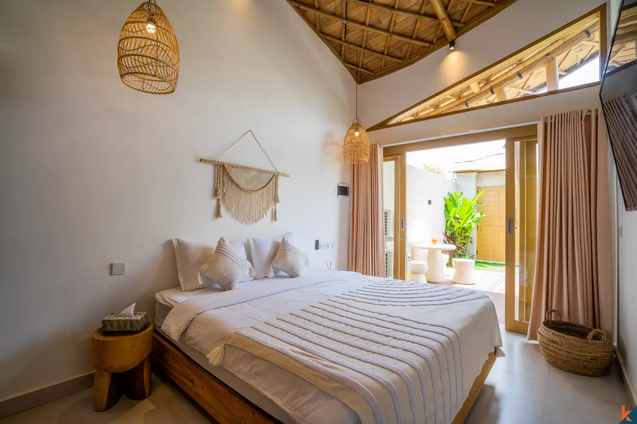 Vila Hak Sewa dengan Desain Tropis 2 Kamar Tidur di Kerobokan - Semer