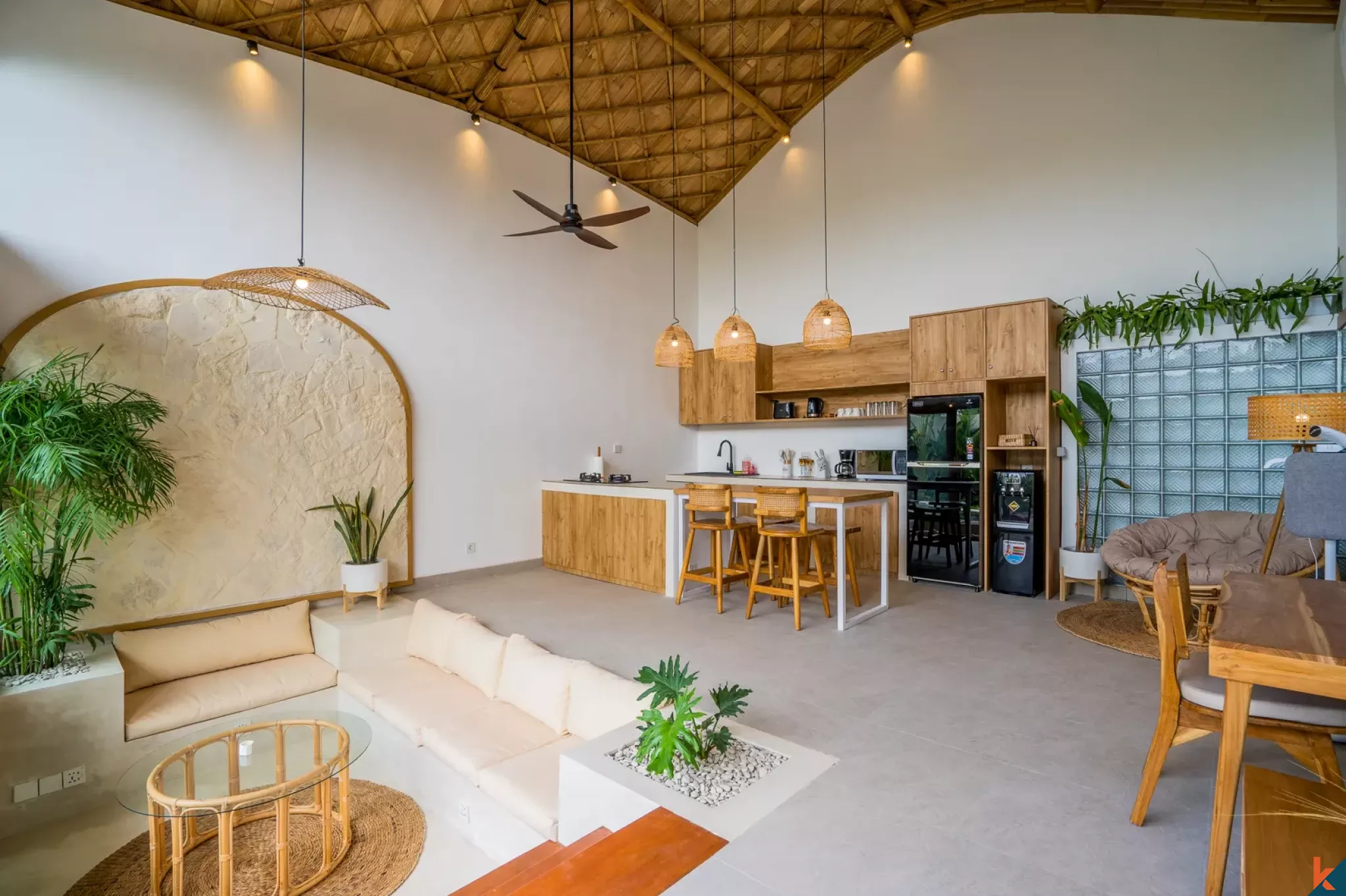 Vila Hak Sewa dengan Desain Tropis 2 Kamar Tidur di Kerobokan - Semer