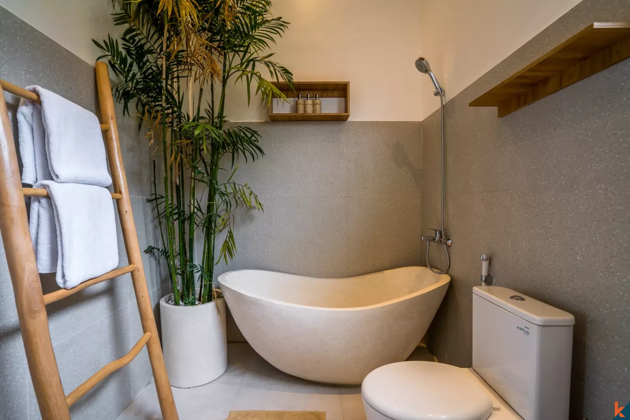 Vila Hak Sewa dengan Desain Tropis 2 Kamar Tidur di Kerobokan - Semer