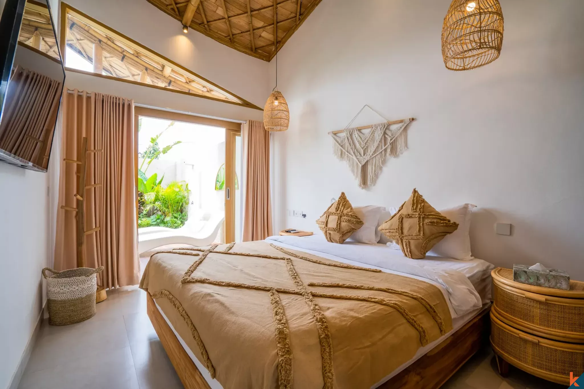 Vila Hak Sewa dengan Desain Tropis 2 Kamar Tidur di Kerobokan - Semer